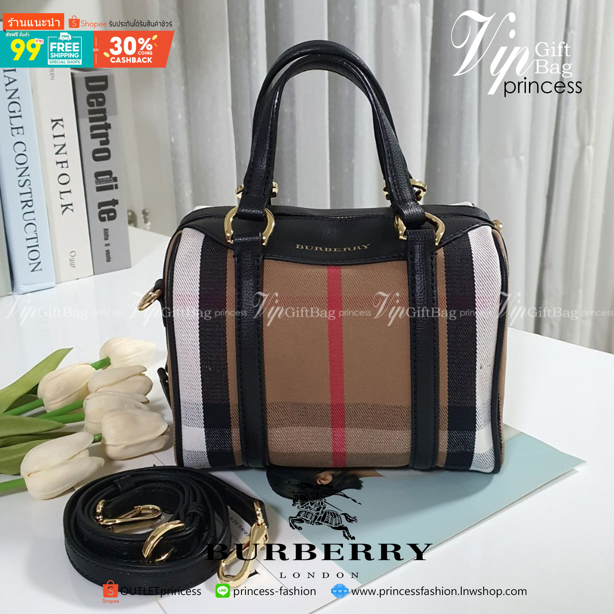 BURBERRY MINI VINTAGE BAG VIP GIFT WITH PURCHASE (GWP) พรีเมี่ยมกิ๊ฟ Limited Edition จากBURBERRY วัสดุผ้า CANVAS ตัดหนัง ทรงสปีดี้ใบเล็กน่ารัก เปิดปิดด้วยซิป ภายในมีช่องแบ่งเป็นสัดส่วน พร้อมช่องซิป สามารถใส่มือถือ iphone เงิน ของจุกจิกได้