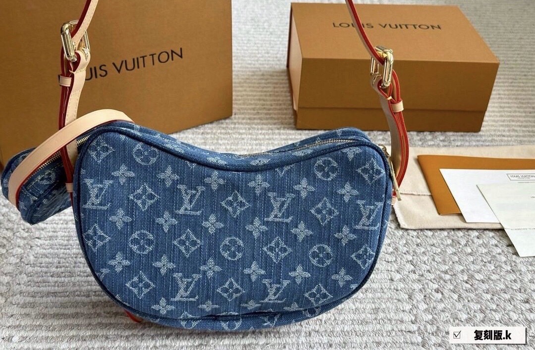 LV Croissant MM Monogram Denim Bag Washed Blue กระเป๋าทรงโค้งมนคล้ายครัวซองต์ สวยชิคฉ่ำก่อนใคร ด้วยดีไซน์สุดเก๋แบบทำถึง เพิ่มดีเทลน่าใช้ด้วยใบลูก ที่แยกออกมาใช้ได้