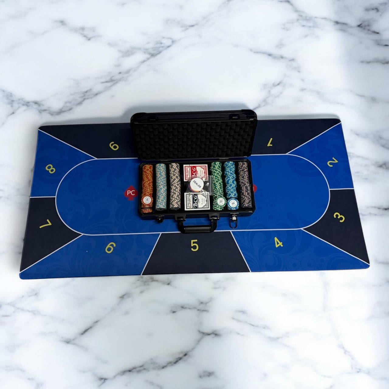 ชุดชิพโป๊กเกอร์ MONTE CARLO จำนวน300 เหรียญพร้อมกระเป๋าดำแบบบางและแผ่นปูสีฟ้าดำรอง10คน 60x120cm.