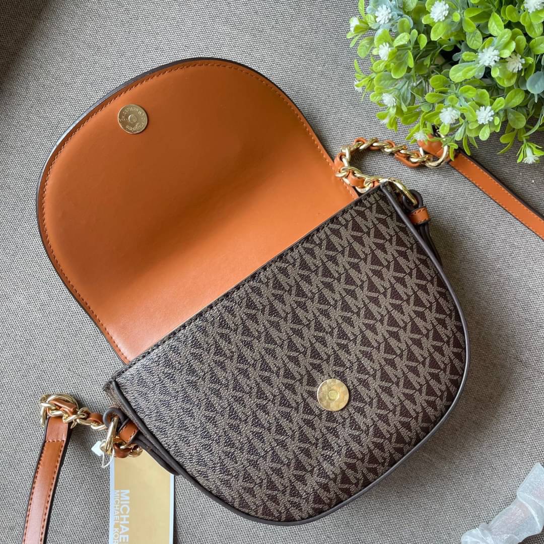 MICHEAL KORS กระเป๋าแบรนด์ดังจาก michael kors กระเป๋าทรงยูสุดชิค งานดี หนังสวยมากก เปิดปิดด้วยกระดุมแม่เหล็ก สายสะพายปรับระดับได้ มาพร้อมกล่อง+การ์ด เลอค่ามากแม่!