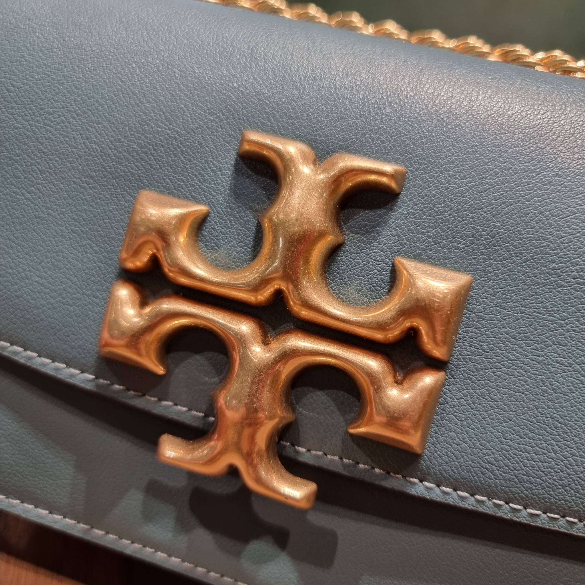 TORY BURCH ELEANOR TEXTURED SMALL CONVERTIBLE SHOULDER BAG สีใหม่!! ฮอตไอเท็ม รุ่นนี้ขายดีขายหมด สวยหรู คุณหนู ผู้ดี!! หายากมาก กระเป๋าสะพายข้าง ดีไซน์อยู่ทรง ขนาดกำลังสะดวกใช้สำหรับสาว วัสดุหนังแท้เต็มใบ ผิวมีเทกเจอร์ อัพเวลความหรู สีทูโทน เปิด-ปิดด้วยแถ