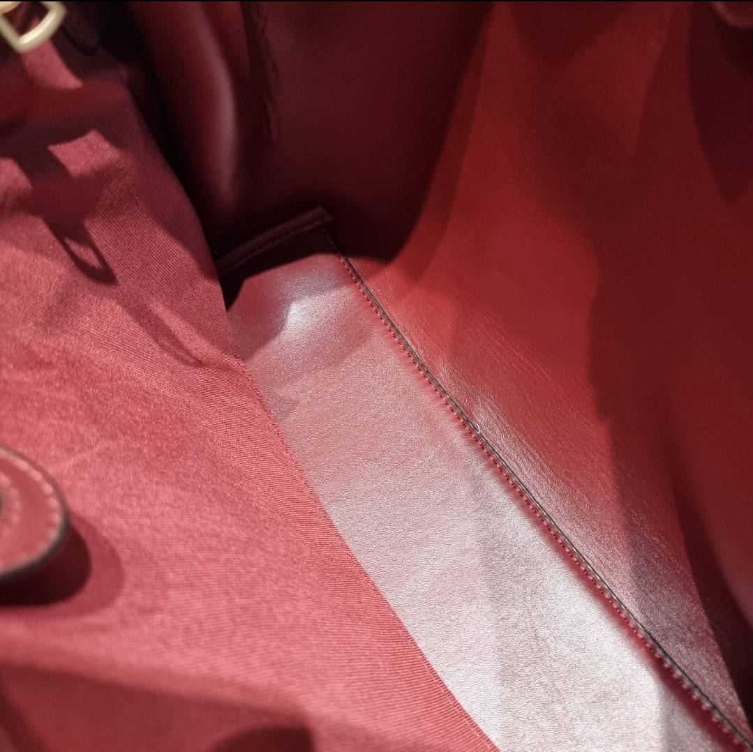 COACH HANNA CARRYALL IN SIGNATURE CANVAS / CH187 / CH195 / CH542 น้องใหม่ เรียบหรู ดูแพง กับกระเป๋าถือ/สะพายทรงสวย คงความคลาสสิค ดีไซน์ตกแต่งสายคาดจับจีบข้างกระเป๋าเพิ่มดีเทล มาพร้อมหูจับในตัว