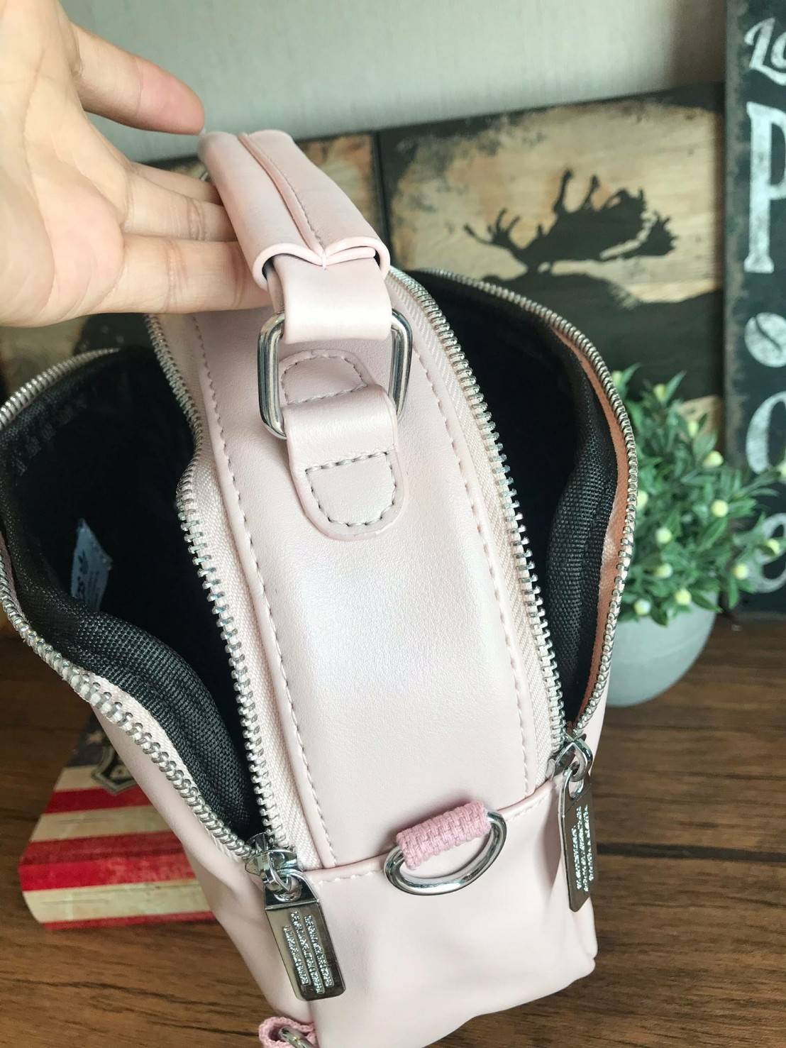 Adidas Mini Shoulder Bag and Backpack กระเป๋าแบบทรีเวย์ ที่สามารถถือเก๋ สะพายเท่ๆแบบเป้หรือสะพายข้าง มีช่องซิปเปิดได้ทั้งด้านหน้าและด้านหลัง เพื่อการใช้งานที่สะดวกสบาย วัสดุหนังpu หนังนิ่ม ถือสบายมือ มีหมุดรองฐานกันรอยสี่มุม ใบเดียวสามารถเปลี่ยนลุคช์ได้ด้