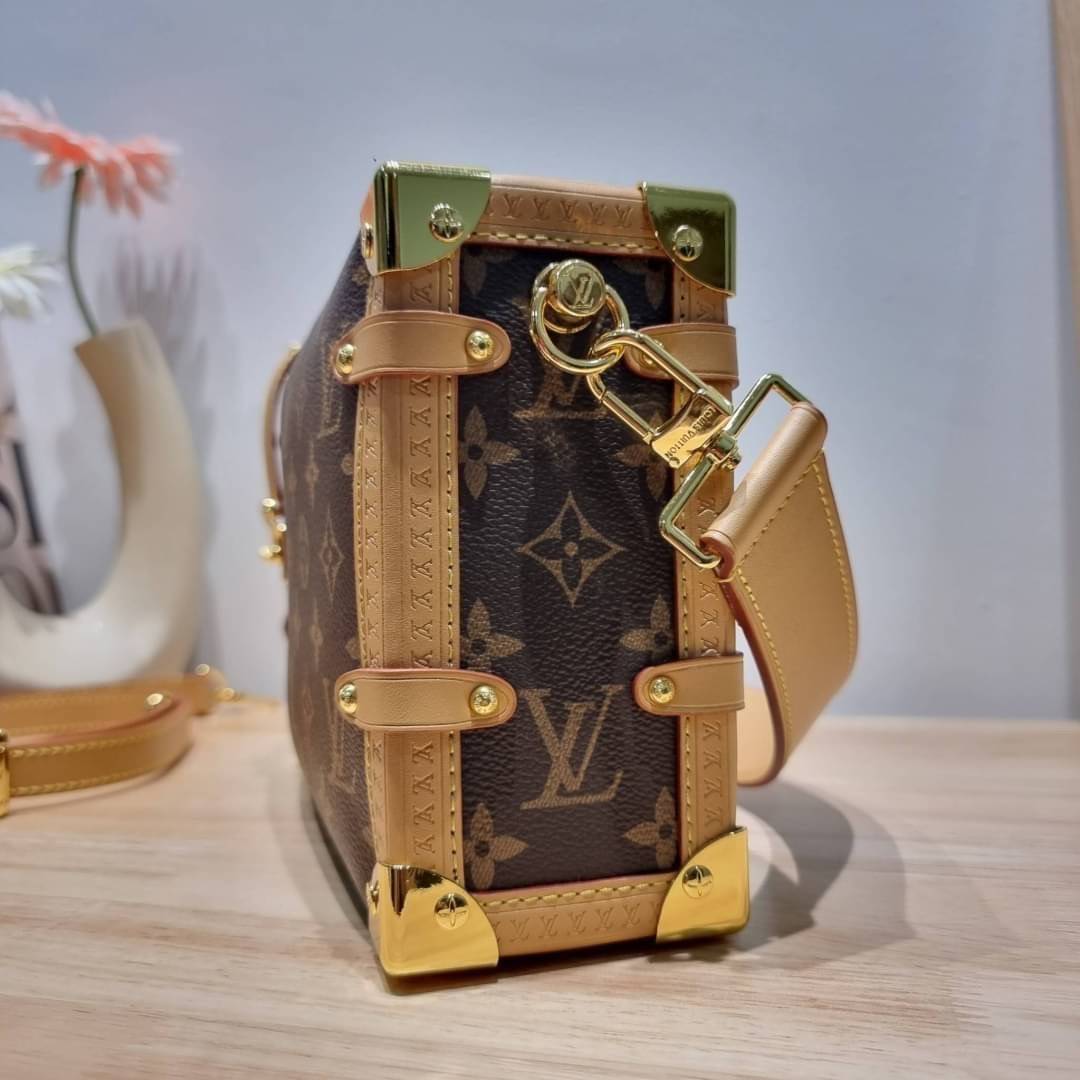 LV SIDE TRUNK MONOGRAM สุดยอดกระเป๋าไอคอนนิค ทรงสวย ใหม่ล่าสุด สวยมีเสน่ห์ รูปทรงกล่อง โดดเด่นด้วยหมุดเข้ามุม ซิปเปิด-ปิดล็อคได้ วัสดุหนังแคนวาส