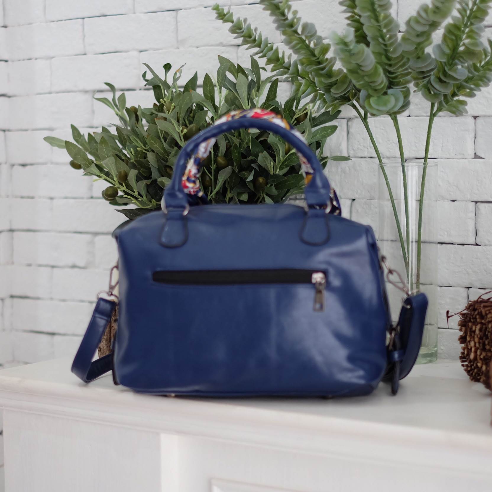 ทรงสวยมาก ห้ามพลาดเลยค๊า รุ่นใหม่จาก แบรนด์ PARFOIS หนังสวย ขนาดกะลังดี ด้านข้างเก็บทรงทำให้กระเป๋าดีไซด์ ไม่ซ้ำใคร แถมภายในมีช่องเก็บของหลายช่องแยกเก็บได้หลายช่อง แนะนำเลยคะใบนี้ ดีงามแน่นอน ขนาด 21x 22x 12 cm. สายยาว 60 ปรับได้ free size คะ