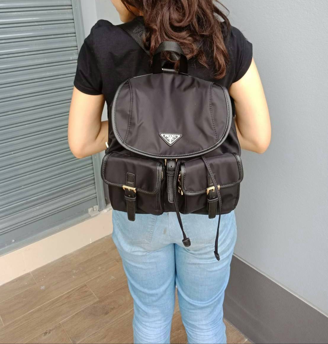 Prada nylon backpack with pocket กระเป๋าเป้ทรง signature จาก วัสดุ nylon เนื้อหนา ด้านหน้าประดับ logo brand, มีช่องใส่ของ 2 ช่อง กระเป๋าเปิดปิดด้วยกระดุมแม่เหล็ก และ drawstring ด้านในมีป้ายหนัง logo brand บุผ้าลายแบรนดอย่างดี สายสะพายปรับได้ freesize สายก