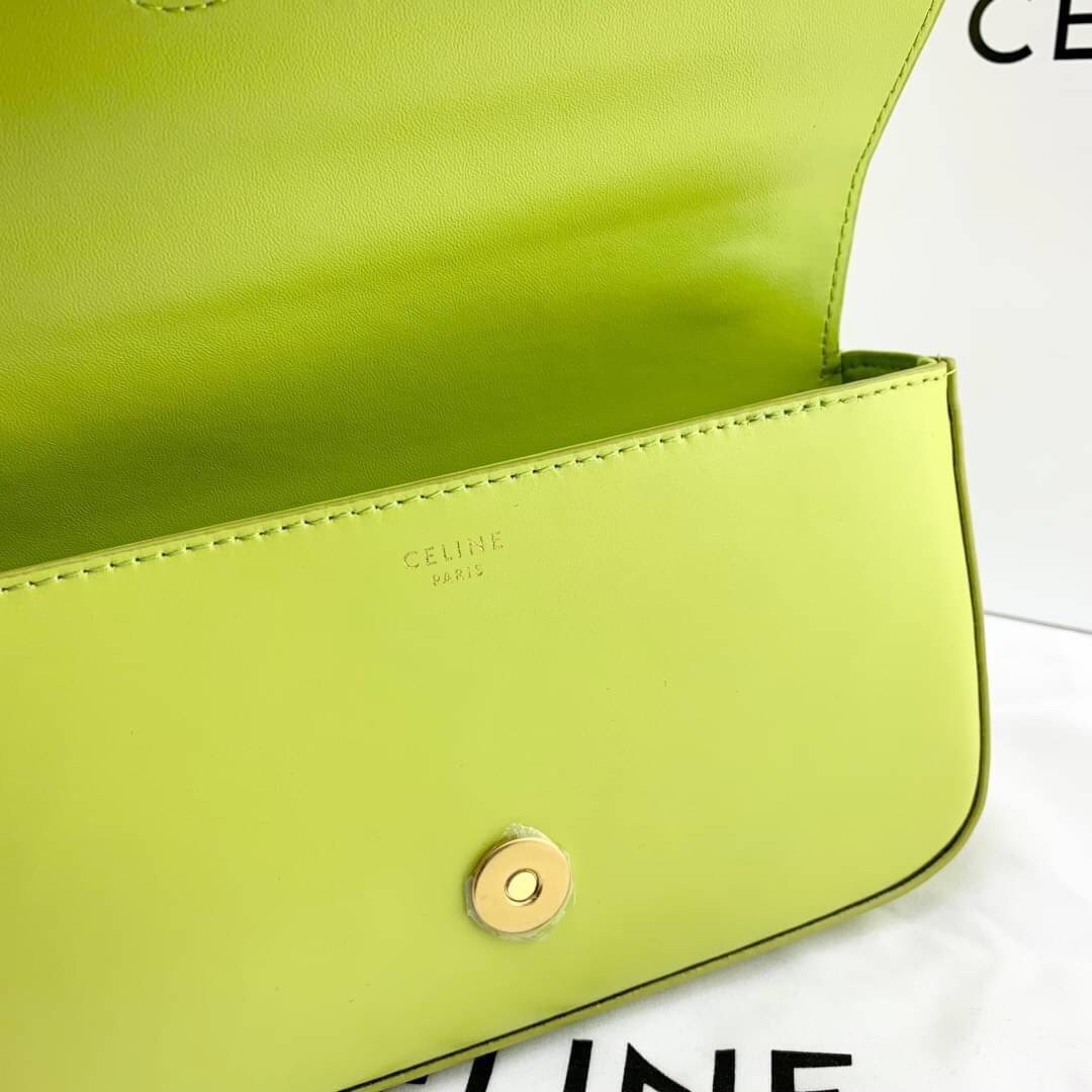 หนังแท้ CELINE CHAIN SHOULDER BAG CUIR TRIOMPHE IN SHINY CALFSKIN ANIS / CELINE TRIOMPHE SHOULDER BAG หนังแท้ทั้งใบสวยหรู แบบใหม่ล่าสุด โลโก้หนังคลาสิกที่สุดค่ะ จุของได้กำลังดี เหมาะกับสาวๆในวันที่อยากครอสบอดี้ชิลๆ ห้ามพลาดค่ะ!