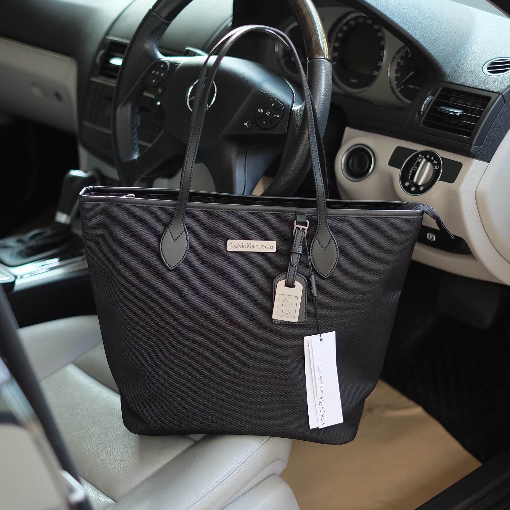 รุ่นหายาก !!! จากแบรนด์ Calvin Klein Jeans ตัวกระเป๋าหนัง Poly ester ลายหนังสวยมากๆคะ มาพร้อม ป้าย tag หนังแบรนด์ สวย เรียบ หรู รุ่นนี้ ขนาด วัดความยาว ปากกระเป๋า 40xวัดความยาวจากก้นกระเป๋า 30xสูง 30 xฐาน 15 cm.สายยาว 22cm. สะพายไหล่ได้สบายคะ