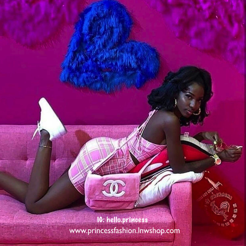 พร้อมส่งรุ่นขายดี! ฮิตที่สุด! Chanel Beaute Crossbody Bag กระเป๋าถือหรือสะพายพรีเมี่ยมของเเท้จาก Chanel Cosmetic Counter VIP Gift รุ่นแนะนำวัสดุขนวูฟหนานุ่มตัดโลโก้แบรนด์หนังแก้วสวยโดดเด่น น้ำหนักเบา เปิดปิดด้วยฝาปิดกระดุมแม่เหล็ก ใบใหญ่กำลังดีใส่ ipad กร