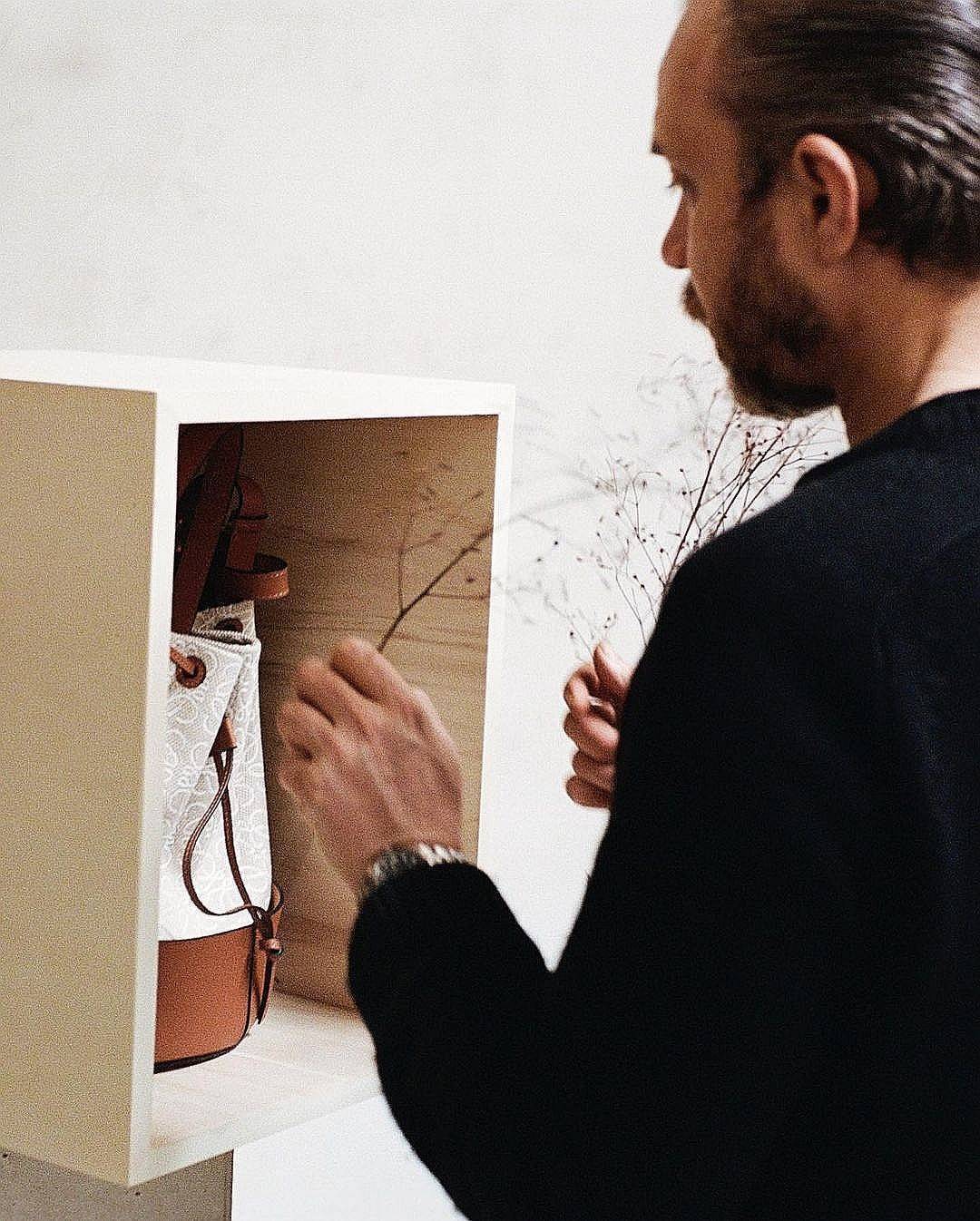 พรีเมี่ยมกิ๊ฟแท้ 100% 】LOEWE CROSSBODY ANAGRAM BUCKET BAG GIFT WITH PURCHASE (GWP) กระเป๋าถือหรือสะพายพรีเมี่ยมกิ๊ฟ Limited จาก LOEWE PERFUME DUTYFREE COUNTER รุ่นใหม่ล่าสุด Rare items หายากสุดเลอค่าวัสดุ Anagram Canvas ตัดหนังแท้ Calfskin สุดคลาสสิค