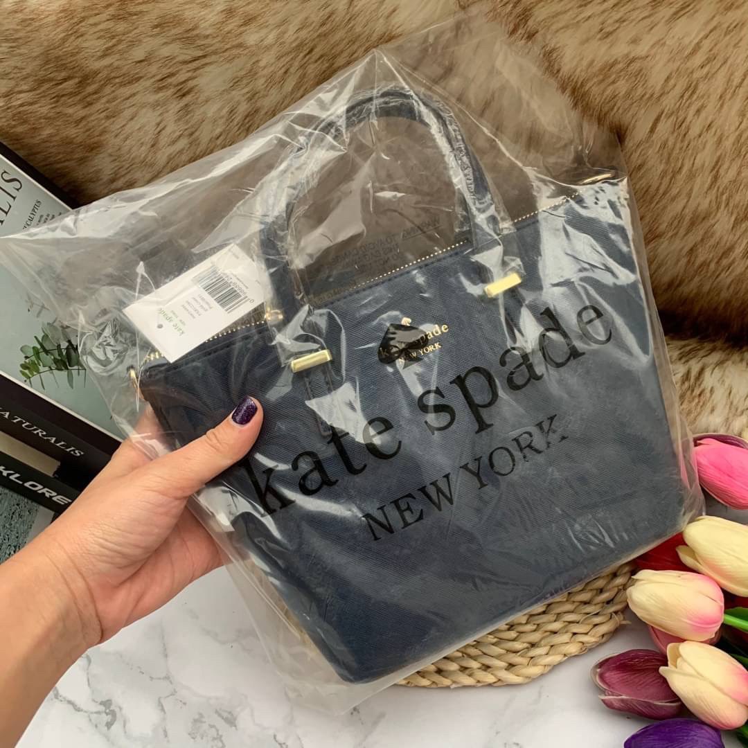 ของแท้ 💯% Kate Spade New York Cross Body Bag กระเป๋าถือหรือสะพาย หนัง Saffiano ภายในมีช่องซิปและช่องเล็ก มีหมุดรองฐานกันรอย 4 มุม อะไหล่ทองทั้งใบ ขนาดกำลังดี ใส่กระเป๋าสตางค์ยาวได้ค่ะ