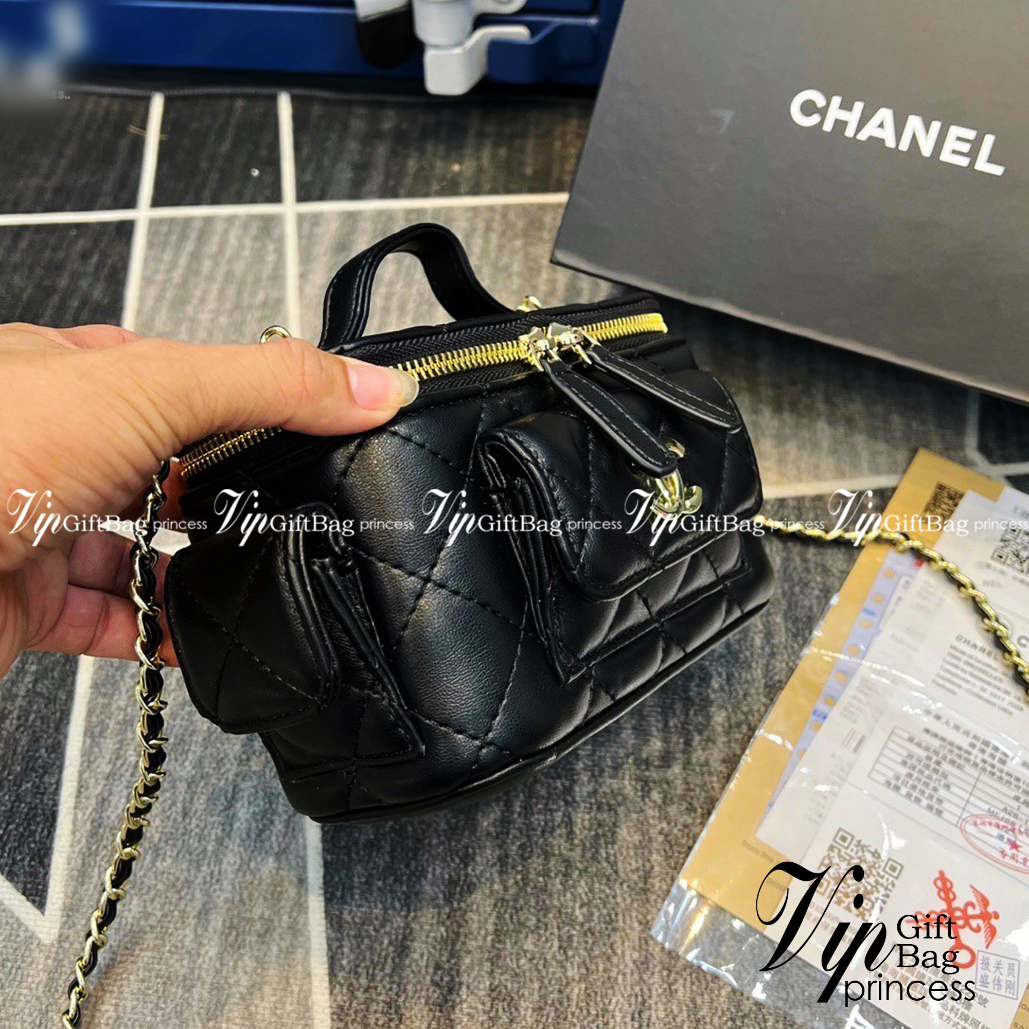 CHANEL vanity with chain top handle Lambskin & Gold-Tone Metal กระเป๋าทรงกล่องน่ารัก คิ้วๆ vanity งานจริงสวยมากๆ มาพร้อมอุปกรณ์ครบชุด พร้อมส่งที่ไทย ภาพถ่ายจากงานขายจริง ใช้งานต่างประเทศได้