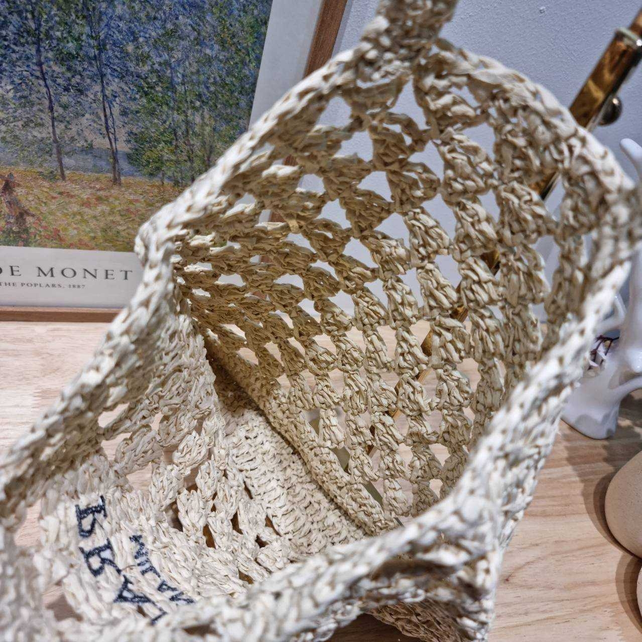 PRADA CROCHET TOTE BAG กระเป๋าสะพายทรงโท้ทลายสาน สวยไม่ซ้ำใคร สไตล์บีช เหมาะมากกับการสะพายไปเที่ยวทะเล หรือจะใช้ในวันสบายๆก็ตอบโจทย์