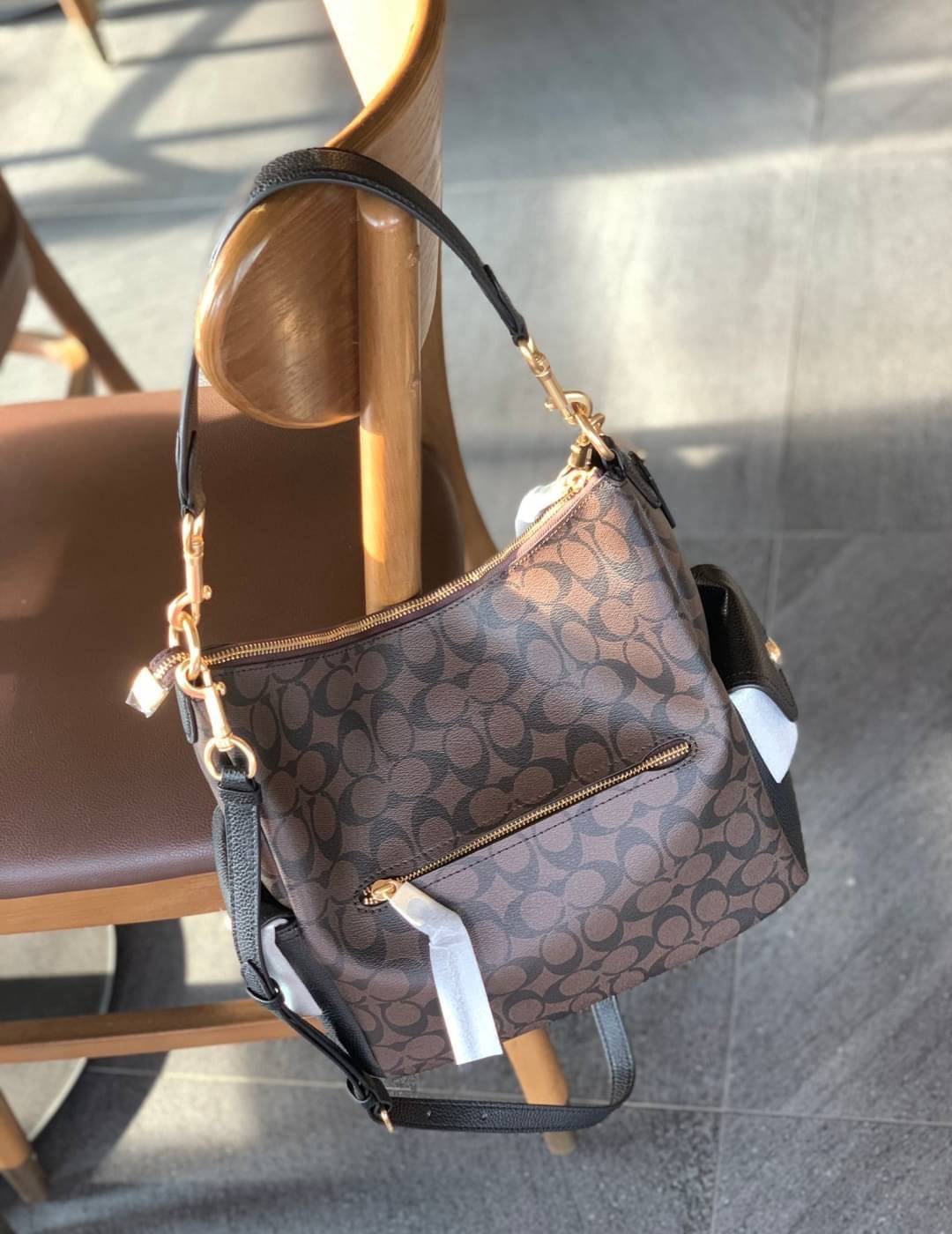 COACH PENNIE SHOULDER BAG ((C1523)) ✔️กระเป๋าหิ้ว//คล้องไหล่//สะพายข้างได้ สุดคุ้ม! ✔️ใบใหญ่ ทรงสวยใส่ของได้จุมาก หนังแท้ หนังนิ่ม สัมผัสแล้วหลงรักแน่นอนค่ะ ✔️ปากกระเป๋ากว้าง ล้วงหยิบของสะดวกมากๆ ภายในกระเป๋าโล่งกว้าง สัมภาระเยอะๆหายห