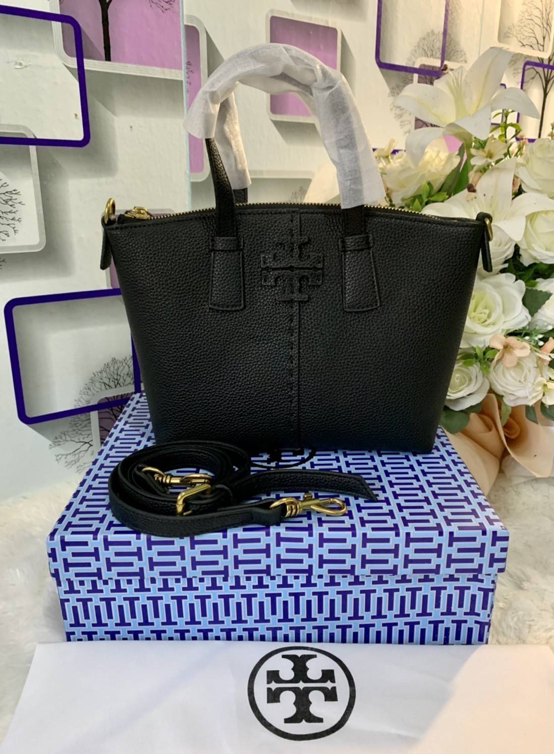 Tory Burch McGraw Mini Top Zip Satchel กระเป๋าสะพายทรงสวย ขนาดกำลังดี หูจับถนัดมือ วัสดุหนังแกะสังเคราะห์หนังสวยเงาขึ้นรูป ประดับโลโก้แบรนด์ด้วยหนังที่ด้านหน้า จะสะพายข้างหรือcrossbody ได้หมด แมทกับชุดได้ง่าย น้ำหนักเบาค่ะ มาพร้อมสายสะพายยาวปรับระดับได้ ถ