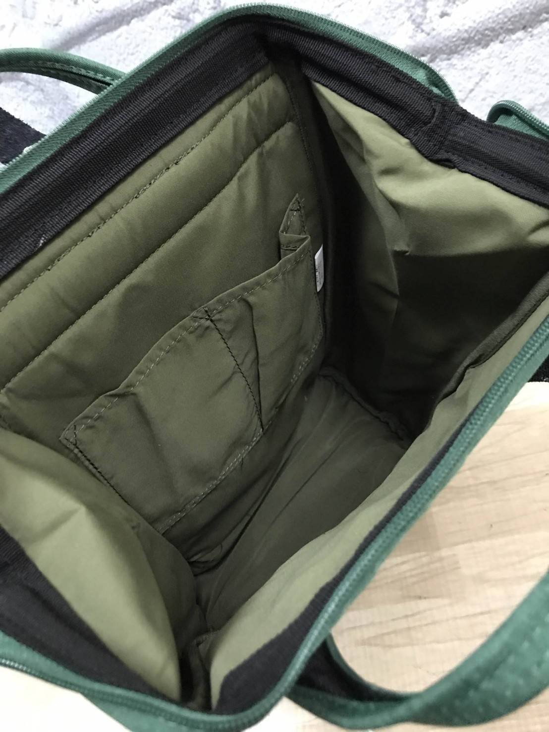 Anello Mottled Polyester Mini Backpack เป้แบรนด์ดังแห่งปี วัสดุ poleyester canvas เนื้อผ้าเรียบหรู และทันสมัย ดีเทลคล้ายรุ่น original ต่างตรงที่ด้านหน้าเป็นงานปักโลโก้สวยงาม และหัวซิป สกรีนโลโก้แบรนด์สีสันเข้ากับตัวกระเป๋า รุ่นชน shop มีหลากสีให้เลือกสรรค