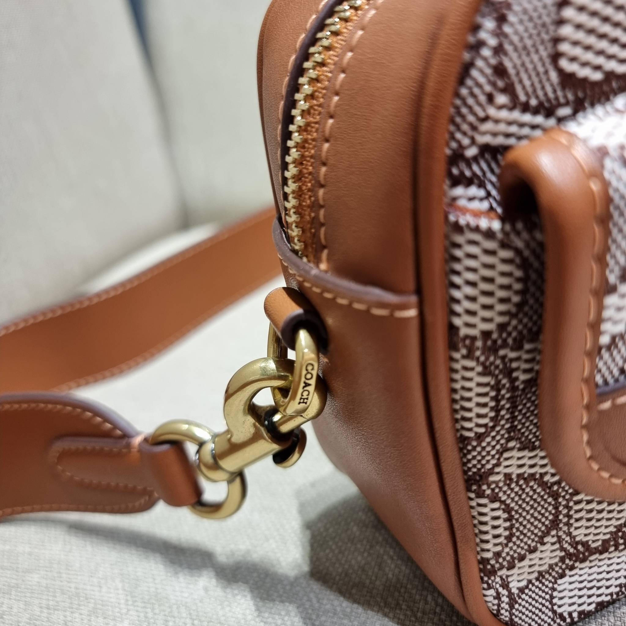 COACH C7764 STUDIO CAMERA BAG 19 IN SIGNATURE TEXTILE JACQUARD WITH CREATURES น้องเล็กใหม่สุดอีกหนึ่ง!! ขนาดเล็กกะทัดรัด มาแบบเลิศๆหรูๆมากแม่ พร้อมเทกเจอร์สุดคิ้วท์!! กระเป๋าสะพายข้างลุคไฮน์ ที่ดีไซน์ออกมาได้ปัง และดูแพงมากๆ ด้วยดีเทลคลาสสิคผสานความเป็นเอ