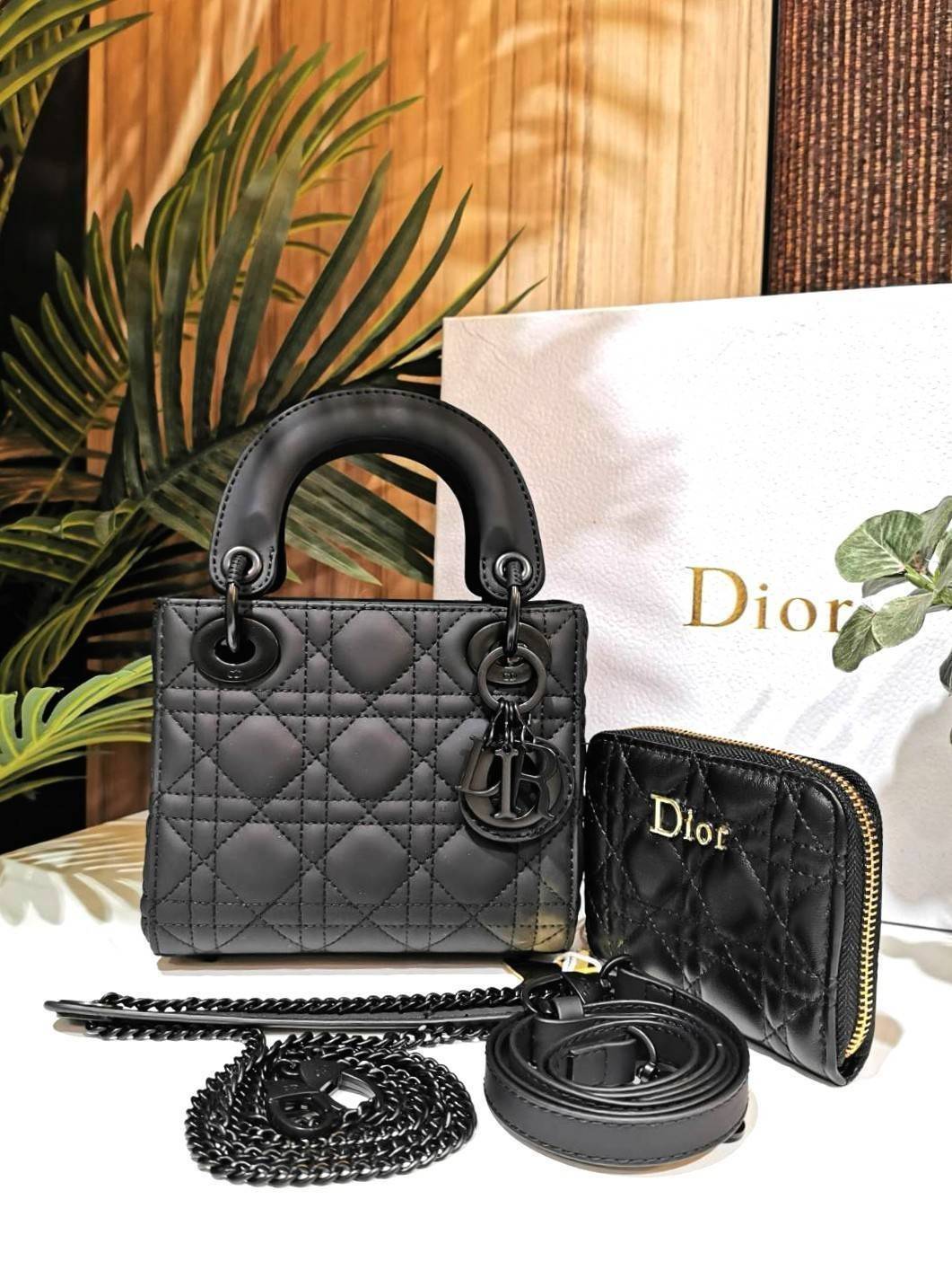 CHRISTIAN DIOR MINI BAG VIP GIFT WITH PURCHASE พรีเมี่ยมกิ้ฟรุ่น Limited สวยหรูดูดีอลังการเซตสุดคุ้มได้ทั้งกระเป๋าสะพายหนัง Calfskin + กระเป๋าสตางค์สั้น + Dior Gold Star ครบชุด ไอเท็มใหม่ล่าสุดน่าใช้น่าสะสม สินค้ามาพร้อมกล่องแบรนด์ จะซื้อใช้เองหรือมอบเป็น