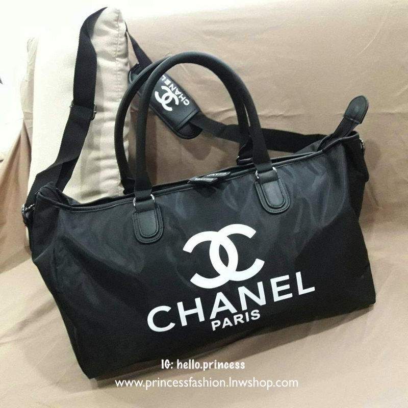 ุ่นใหม่ล่าสุด!! การันตีความคุ้มคะ กับรุ่น travel & fitness bag จากงานพรีเมี่ยมกิ้ฟแบรนด์หรูอย่าง Chanel Makeup ตัวกระเป๋า nylon สลับหนัง PU กันน้ำได้ ด้านหน้าสกรีนโลโก้แบรนด์ตัดสีขาว เปิดปิดด้วยที่จับซิปแบรนด์ อะไหล่คุณภาพเยี่ยม ด้านในจุของได้เยอะมากๆ สาย