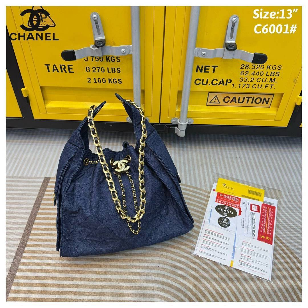 CHANEL 25 Small Handbag กระเป๋าสะพายทรงโฮโบ คอลใหม่ล่าสุด ต้อนรับฤดูกาล SPRING-SUMMER 2025 รูปทรงใช้งานได้จริง จุของได้ ถือเก๋ๆ เอวี่เดย์ลุค บอกเลยว่าดีไซน์เก๋มาก