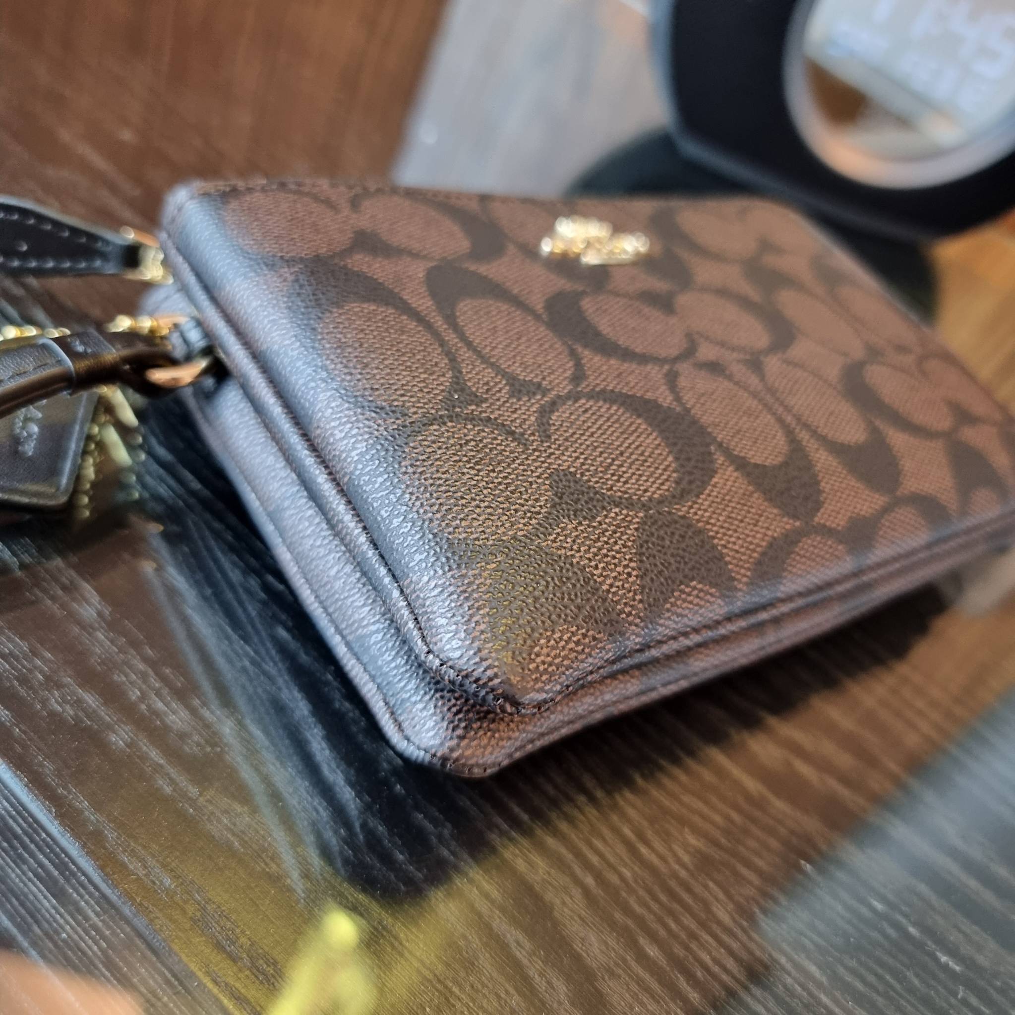 COACH F87591 DOUBLE CORNER ZIP WALLET IN SIGNATURE COATED CANVAS คล้องมือรุ่น 2 ซิป!! มาแล้วจ้า 🌟🤗 ไซส์นี้คือเหมาะมือจริงๆ พกง่ายเช่นเคย ไม่ต้องกังวลว่าจะเกะกะหรือกินพื้นที่กระเป๋าหลัก วัสดุหนังแคนวาสเคลือบลาย มีช่องหลักแยก 2 ช่อง ภายในบุผ