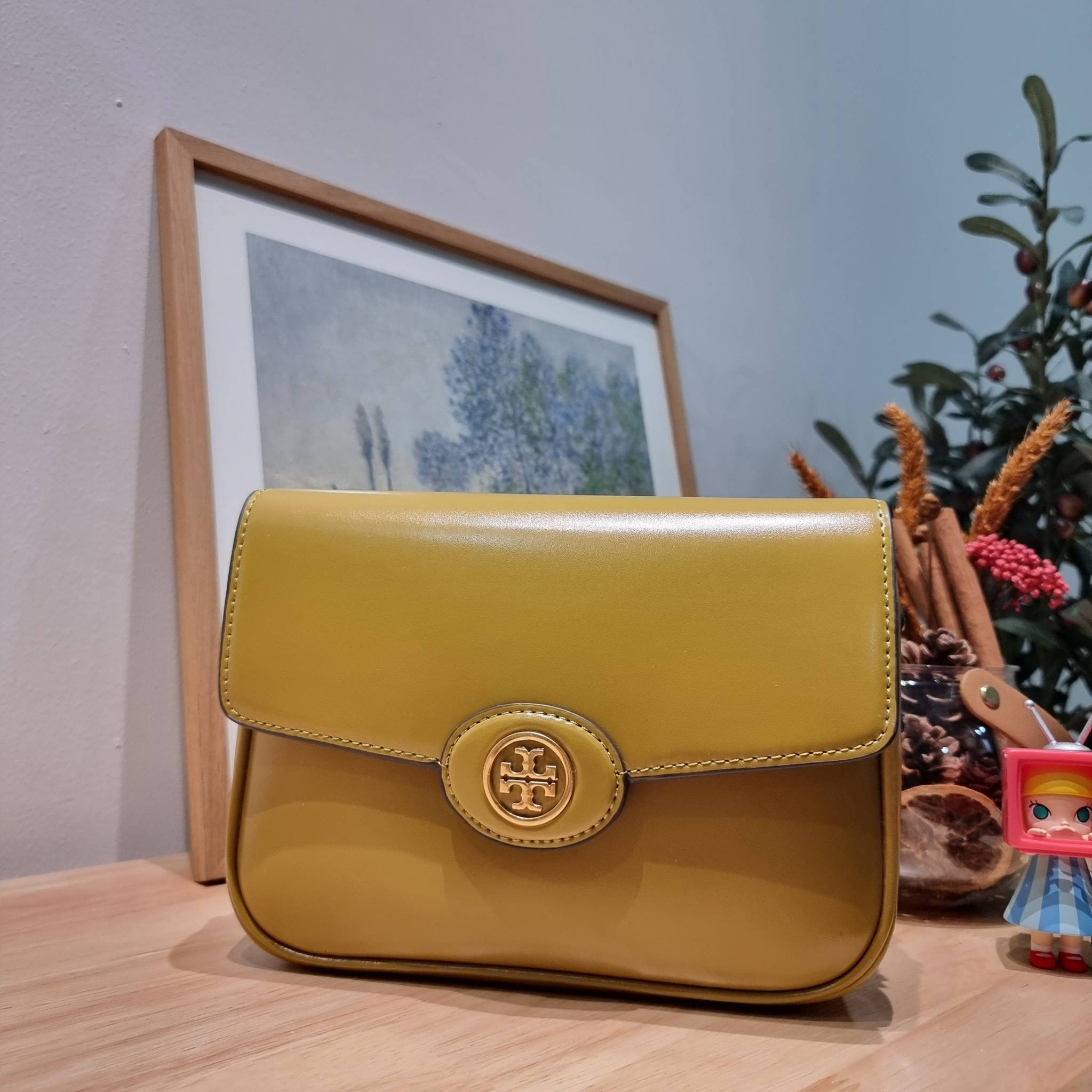 TORY BURCH ROBINSON SPAZZOLATO CONVERTIBLE SHOULDER BAG คอลเลคชั่นใหม่ สวยก่อนใคร ในราคาสุดคุ้ม! กับกระเป๋าสะพายไหล่ ดีไซน์สุดหรู หนังแก้วเงาสวยคม สีผู้ดี รูปทรงใช้งานได้ทุกลุค
