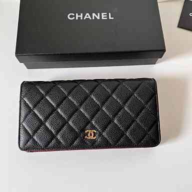 หนังแท้ CHANEL LONG WALLET รุ่นยอดนิยมไอเท็มฮิตวัสดุหนังคาเวียร์สวยคลาสสิคเปิดปิดด้วยฝาปิดกระดุมด้านหน้ามีโลโก้แบรนด์อะไหล่ทอง/เงินสวยหรู ภายในสีแดงเบอกันดี้ มีช่องซิปด้านในเรียกว่าใบเดียวจบ เป็นใบยอดนิยมของสาวๆ เลยค่าา พร้อมส่งที่ไทยไม่ต้องรอพรีฯ สาวก Ch