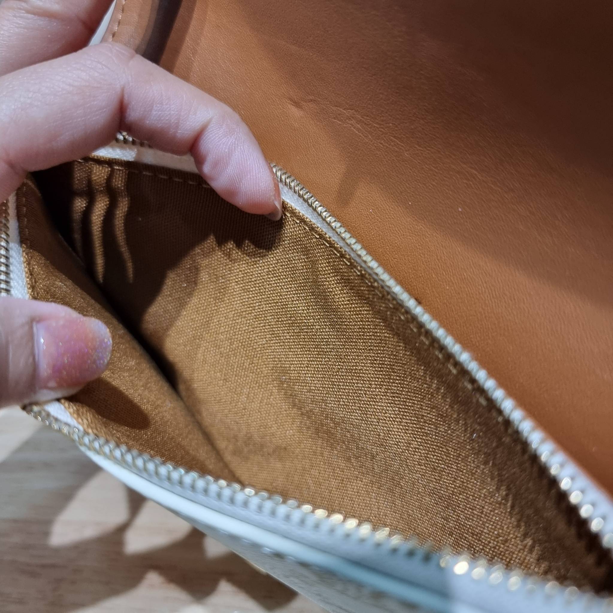 CELINE WALLET ON STRAP IN TRIOMPHE CANVAS AND LEATHER อีกหนึ่งรุ่นยอดนิยม กระเป๋าสะพายกึ่งคลัทช์ ในรูปแบบกระเป๋าสตางค์ ให้พกพาได้ง่าย ใส่ของสำคัญ มือถือ หรือบัตรต่างๆได้