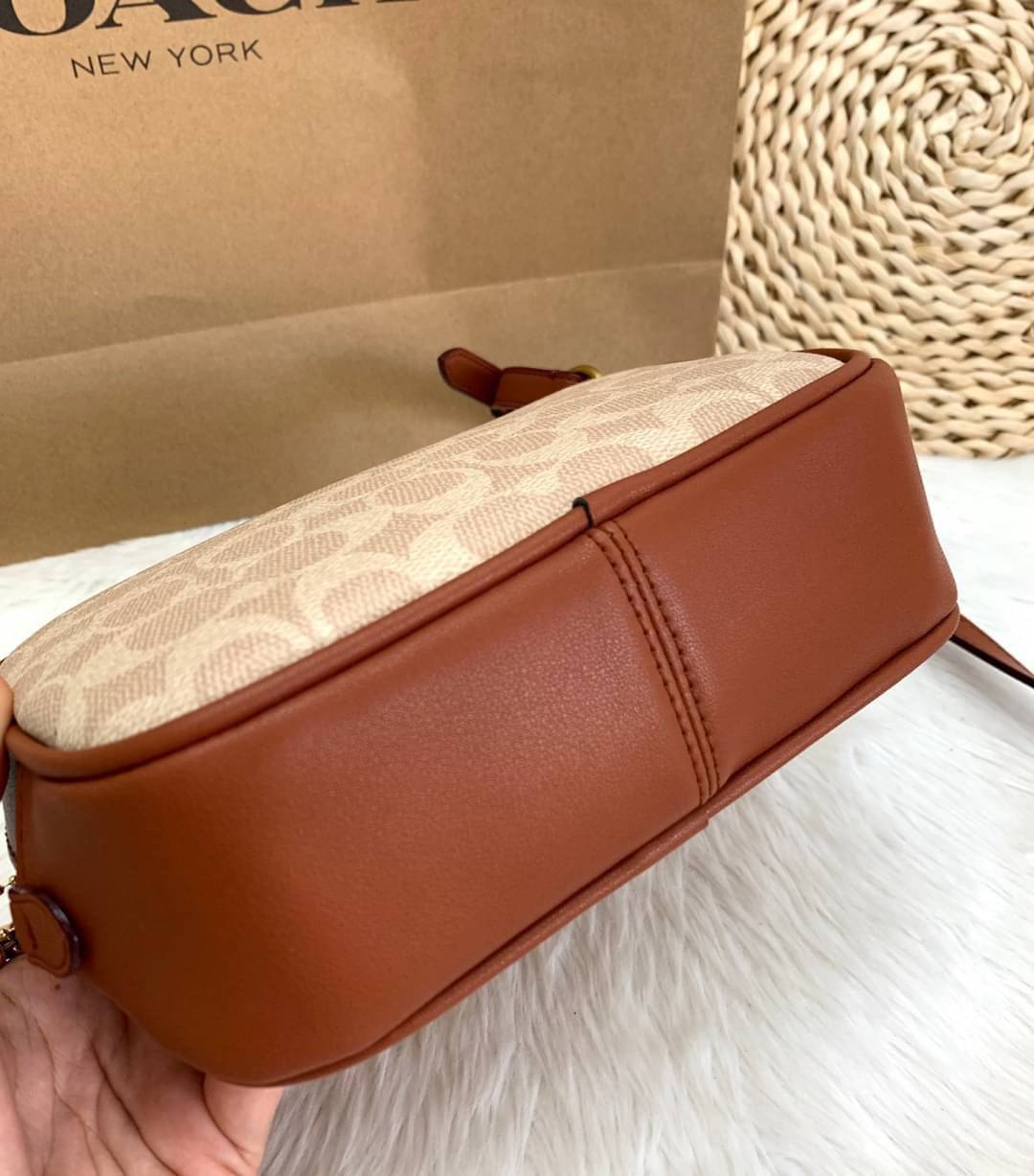 COACH Coated Canvas Signature Camera Bag 16 | Tan Rust (1025) เคลียร์สต๊อคมีไม่มากนะคะ! พร้อมส่งค่ะ! กระเป๋าทรงกล่อง pvc หนังนิ่มค่ะ เปิดปิดกระเป๋าแบบซิป ภายในสามารถใส่มือถือได้ทุกรุ่น;กระเป๋าเงินใบกลางได้;ของอื่นๆได้จุค่ะ;มีช่องซิปและช่องเล็กให้ใส่ของจุก