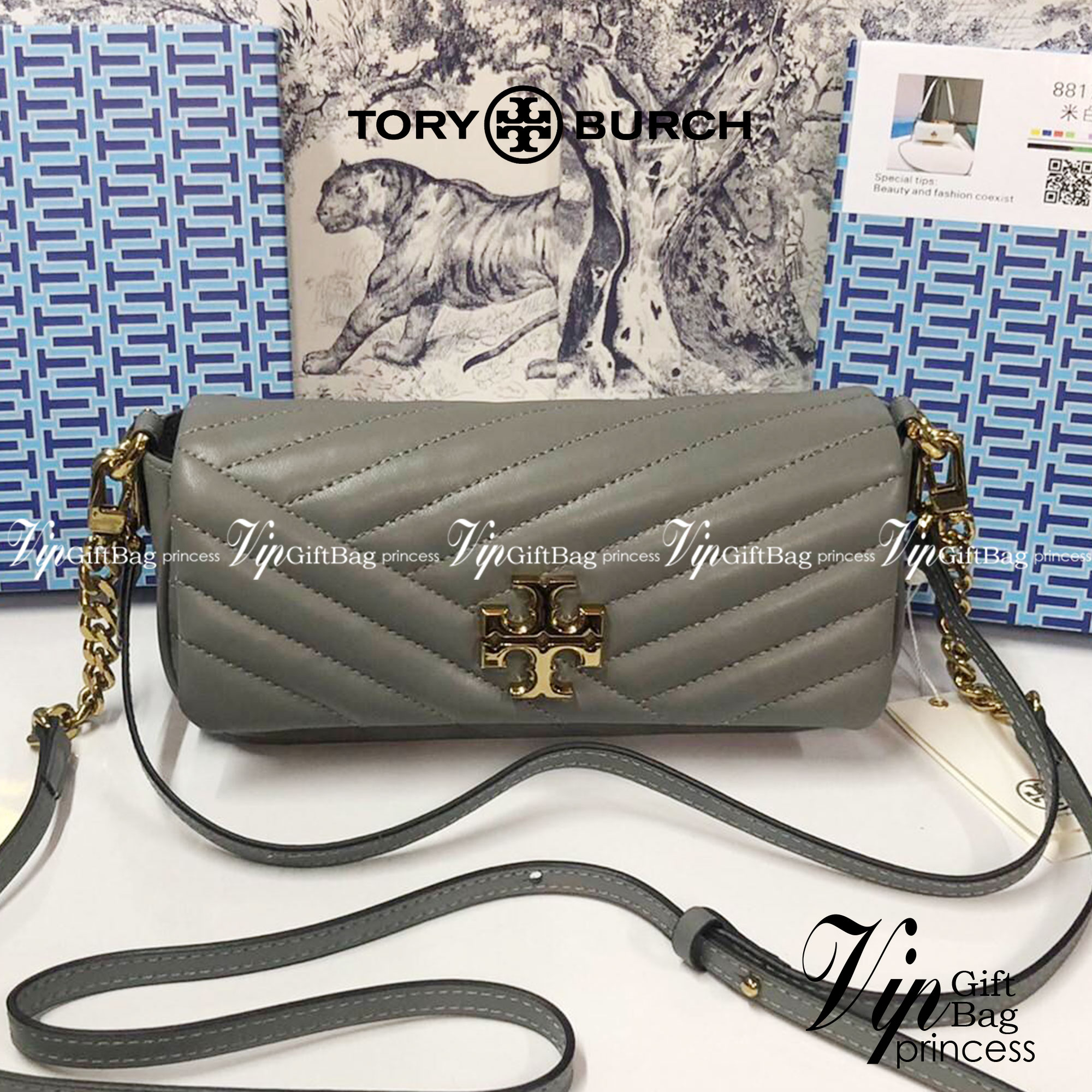 TORY BURCH KIRA CHEVRON SMALL FLAP SHOULDER BAG รุ่นใหม่ พร้อมสีใหม่ มาให้จับจองแบบไม่ต้องรอพรีฯ กระเป๋าสะพาย ขนาดกะทัดรัด ไซส์สะพายคล่องตัว หรือจะคล้องไหล่ หรูๆ ลูกคุณหนูไปอีก สีผู้ดีมากๆ ดีไซน์รูปทรงคลาสสิคเฉพาะตัว วัสดุหนังแกะ สัมผัสนิ่ม เปิด-ปิดด้วยกร