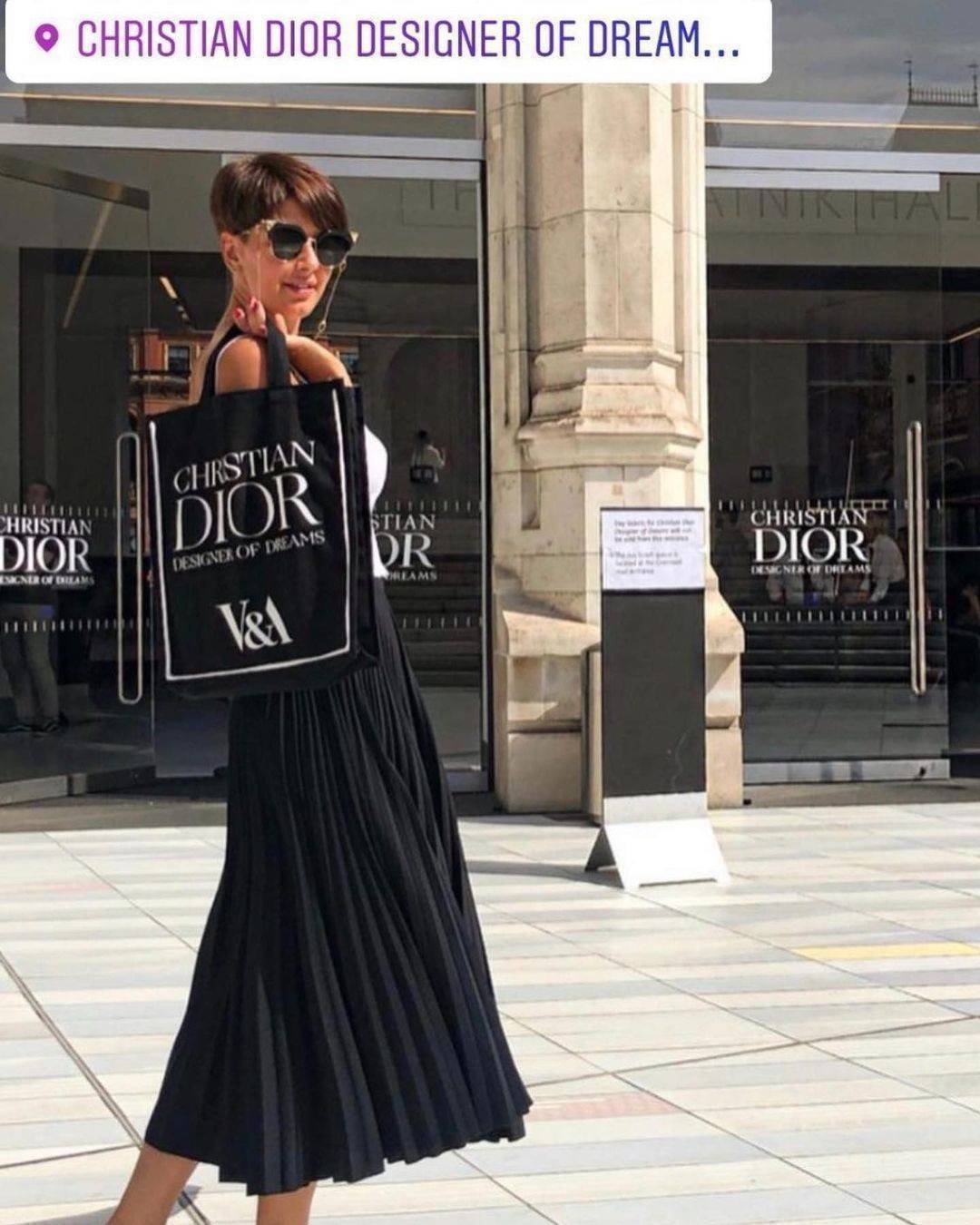 Christian Dior Quote Tote Bag x V&A Gift With Purchase (GWP Event Exhibition) กระเป๋าทรง Shopping Bag พรีเมี่ยมกิ๊ฟรุ่นยอดนิยม item สุด Hit สุด Hot ดารา Celeb ทั้งไทยและ Hollywood แนะนำสุดๆจาก Christian Dior รุ่นนี้ Limited Edition จาก Designer of Dreams 