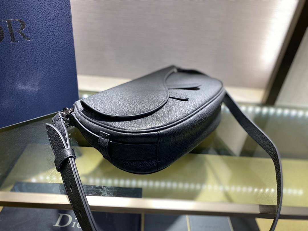 CHRISTIAN DIOR BLACK GRAIND GALFSKIN MINI SADDLE SOFT BAG / Dior Messenger Bag เกรดใช้งานสลับของแท้ เกรดออริจินอล ภาพสินค้าถ่ายจากงานขายจริง ใช้งานต่างประเทศได้
