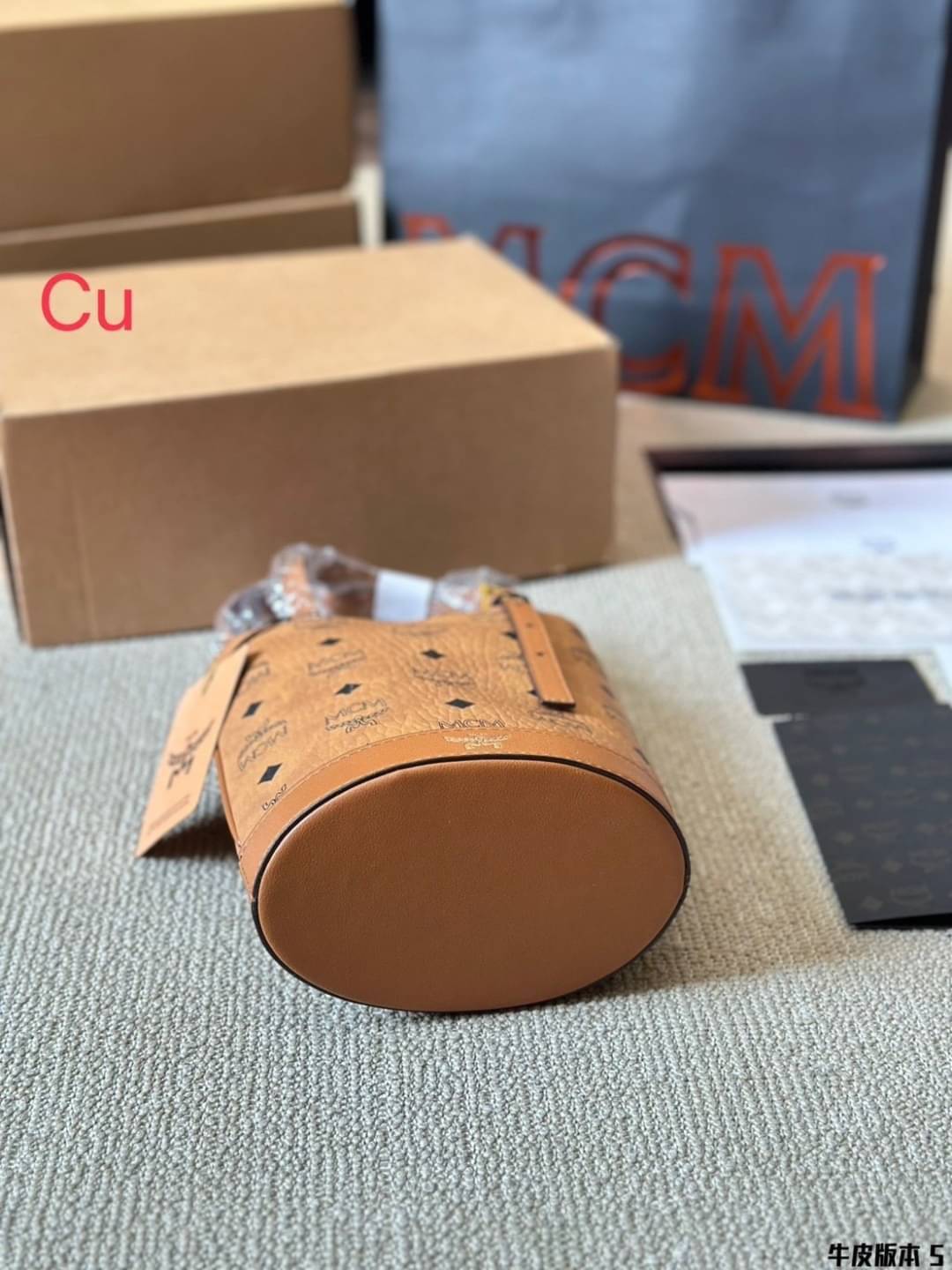 ORI | M.C.M AREN BUCKET TOTE IN VISETOS กระเป๋าทรงบัคเก็ตใหม่ล่าสุดมาแรง ขนาดกำลังสวย ดีไซน์รูปทรงออกมาให้ใช้งานง่าย มีหูจับในตัวที่ปรับได้เล็กน้อย คล้องแขนได้สบายๆ