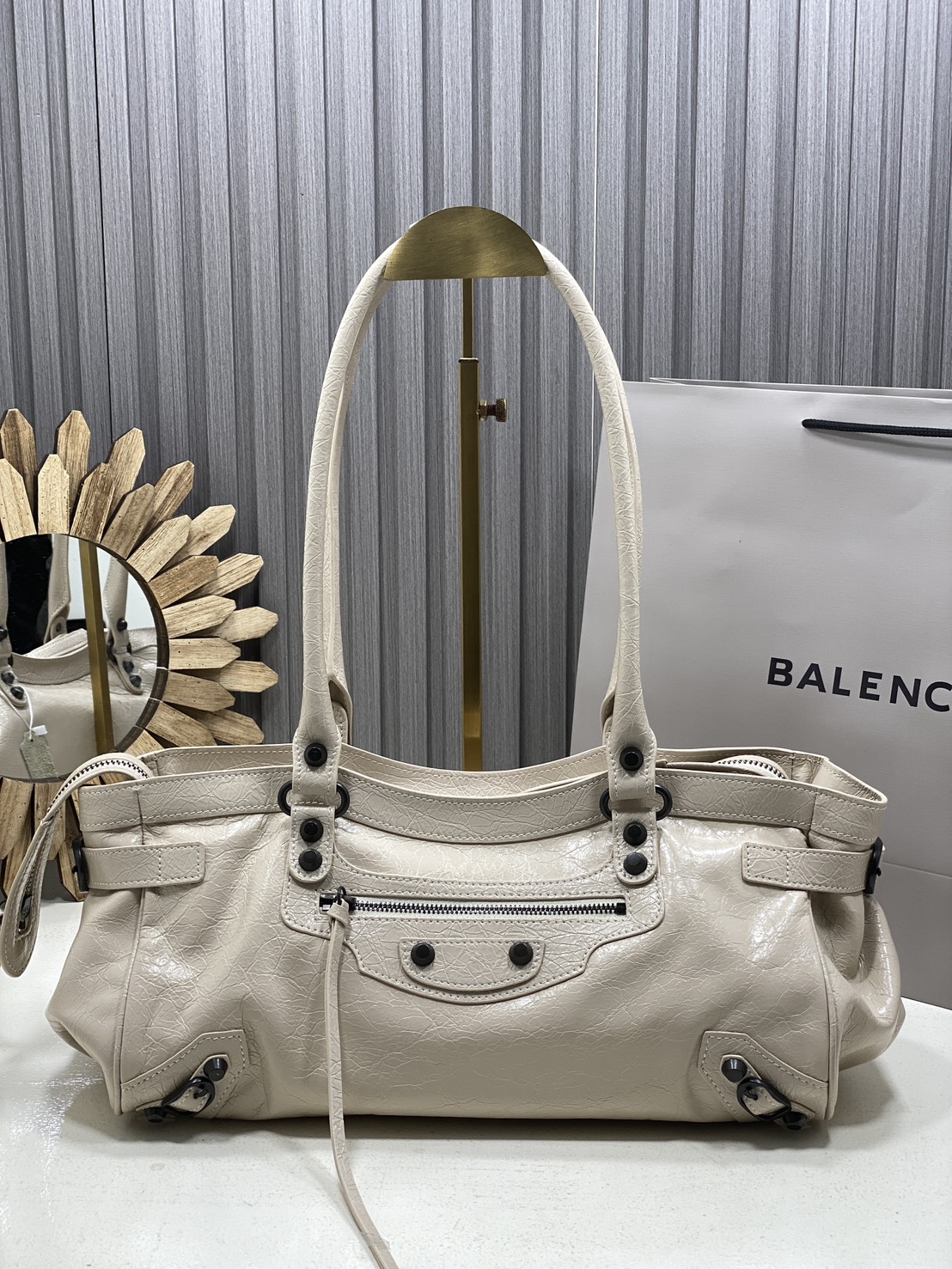 ORI หนังแท้ | Balenciaga Le City Bag East-west Bag กระเป๋าถือ/สะพายข้างทรงยาวดีไซน์โดดเด่นสวยเท่ล้ำสมัย ที่สุดแห่งความไอคอนิกไม่เหมือนใคร มีกิมมิคและลูกเล่นแพรวพราว
