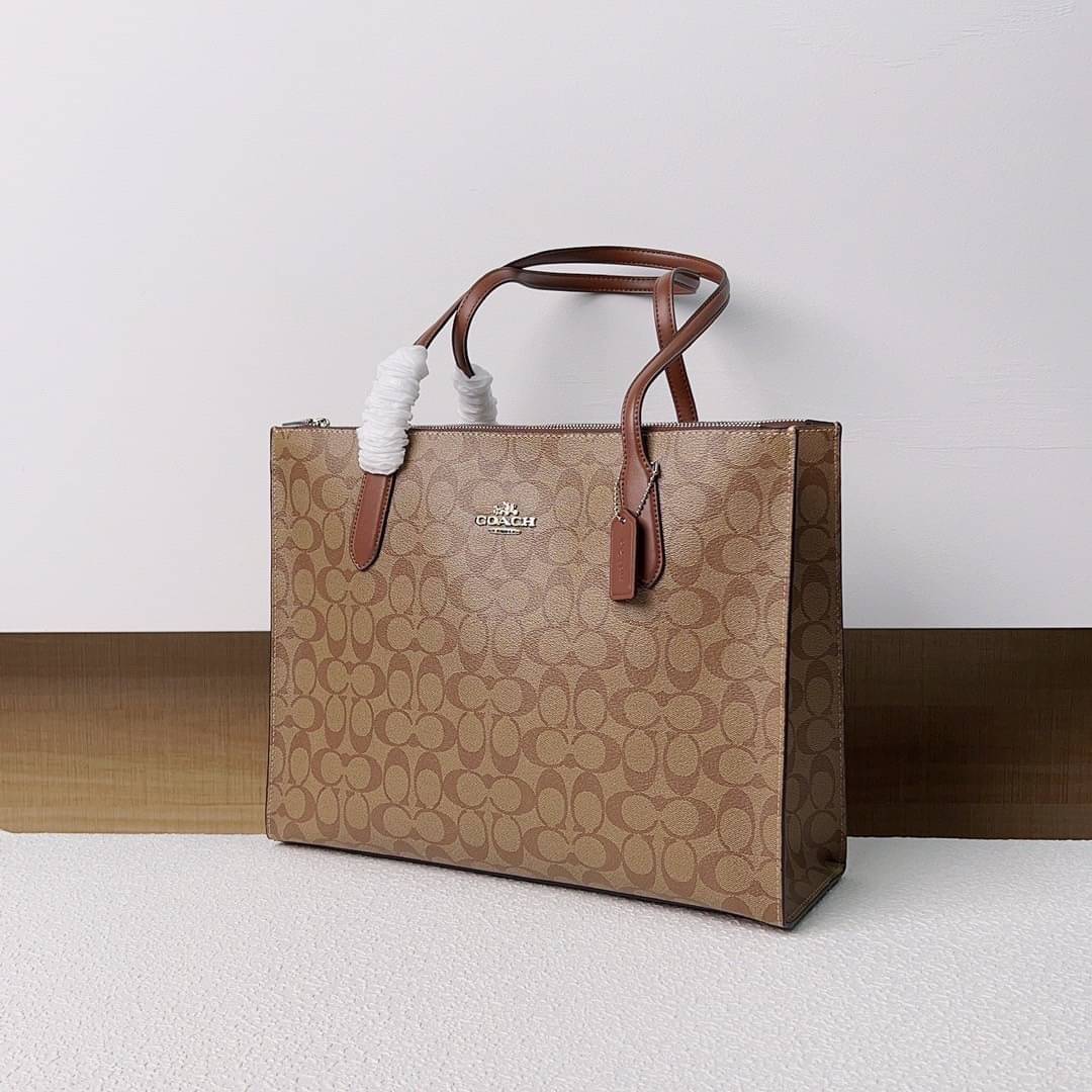 COACH NINA TOTE IN SIGNATURE CANVAS CL399 พร้อมส่ง 2 สี กระเป๋าโท้ทสะพายไหล่ ใบใหญ่ คอลเลคชั่นใหม่ ตอบโจทย์คนที่ชอบใส่ของเยอะๆได้อย่างดี ดีไซน์รูปทรงคลาสสิค เรียบหรู