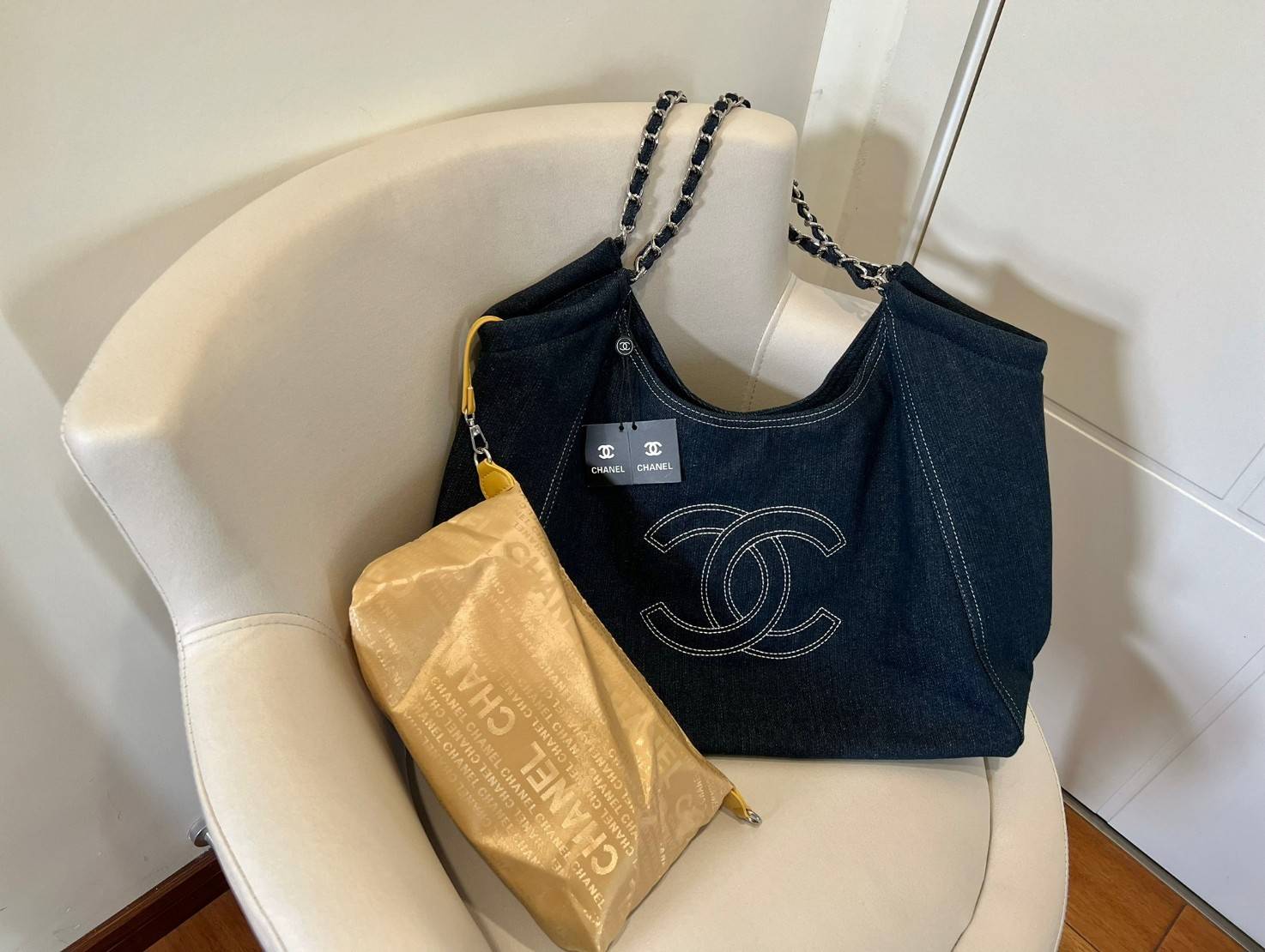 Chanel Blue Denim XL Coco Cabas Tote / CHANEL DENIM SHOULDER BAG กระเป๋าทรงช็อปปิ้งโท้ทใบใหญ่ เอาใจสาวๆสายแบกกันค่ะ กับรุ่นยีนส์ สุดวินเทจ 🧡 เกรดท็อปไฮเอน ใช้งานต่างประเทศได้