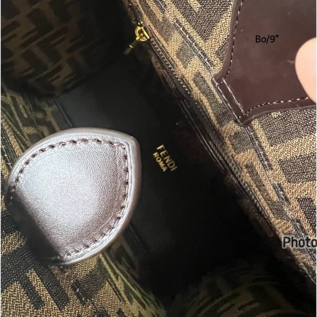 FENDI Sunshine Tote Sequins Shopper Bag กระเป๋าทรงโท้ทปักเลื่อมแวววาวเต็มใบ รุ่นใหม่สวยหรู ทรงตั้งสวยอยู่ทรง สวยหรูดูแพง ภายในโล่งกว้าง ใบขนาดกำลังสวยใช้งานง่าย สะดวกสุดๆ ใบจริงการันตีสวยเกินเบอร์!! ไม่ผิดหวังจ้า