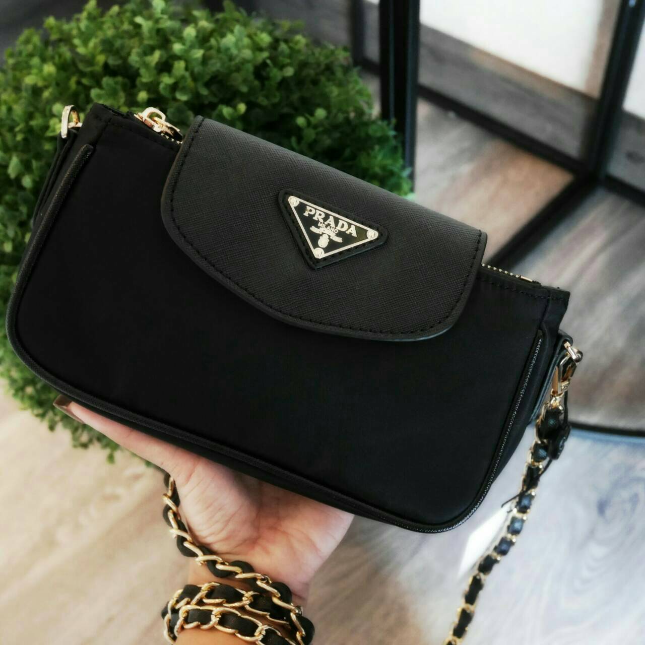 PRADA แบบเข้าใหม่ สวยมากๆๆๆๆ จ้าา ก ล้านตัว ^______^ รีบจับจับเป็นเจ้าของกันนะจ้ะ ของหมดไวมากจ้า Best Seller! พร้อมส่งความแซ่บ กระเป๋าอเนกประสงค์ จากแบรนด์ PRADA มาค่า เป็น กระเป๋าผ้าไนล่อน ตามแบบฉบับของแบรนด์เลย ใบนี้มีสายยาวโซ่สลับหนัง (ปรับไม่ได้แต่ถอด