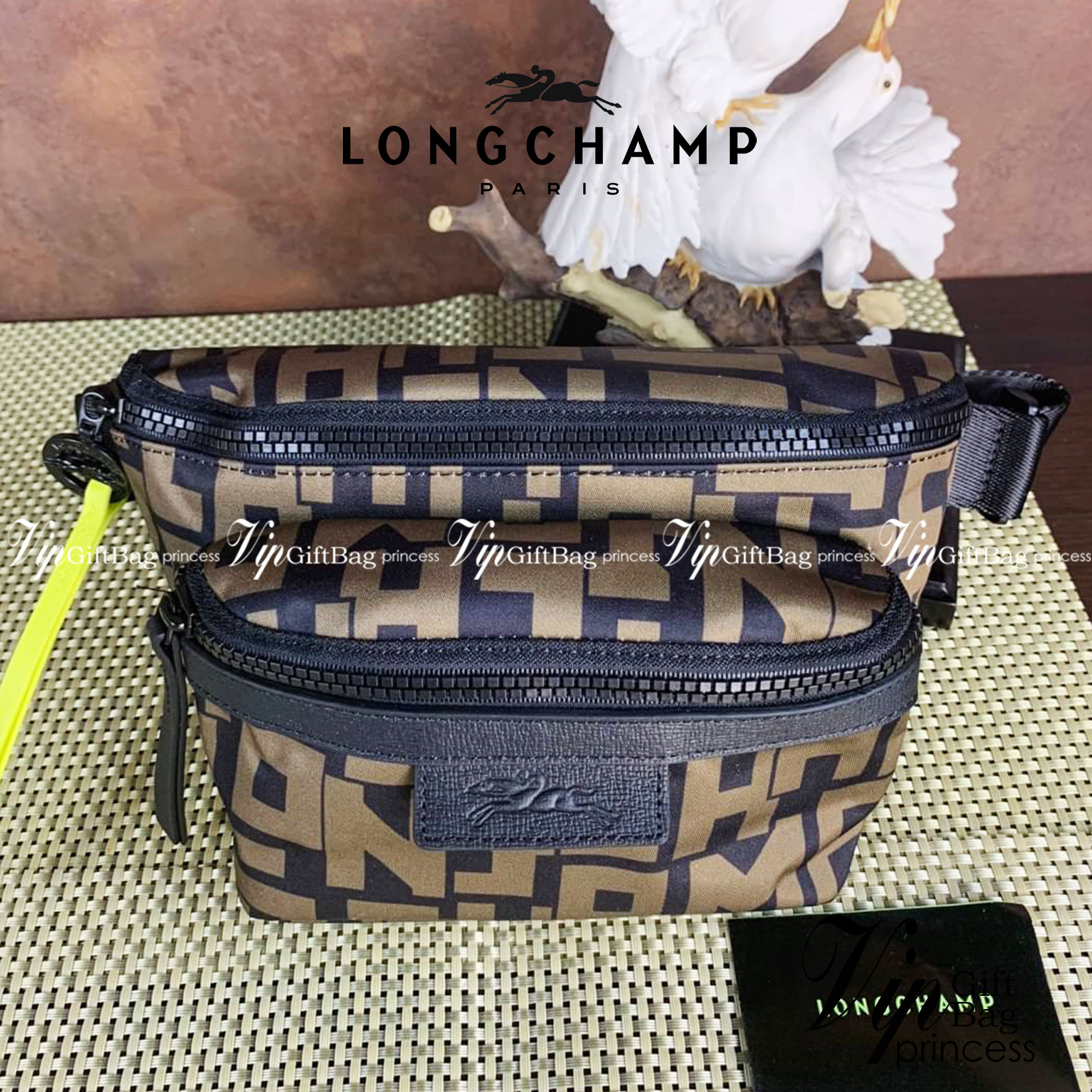 LONGCHAMP LE PLIAGE LGP BELT BAG M เท่ห์อย่างมีสไตล์กระเป๋าทรงคาดอกและคาดเอวดีไซน์แนวสปอร์ต เพิ่มความโดดเด่นทันสมัยด้วยลายซิกเนเจอร์ มีช่องซิปที่ใช้งานง่ายช่วยให้คุณหยิบใช้สิ่งของจำเป็นได้อย่างสะดวกและง่ายดาย และผสานสายรัดแบบปรับได้เข้ากับหัวเข็มขัดตัวล็อ