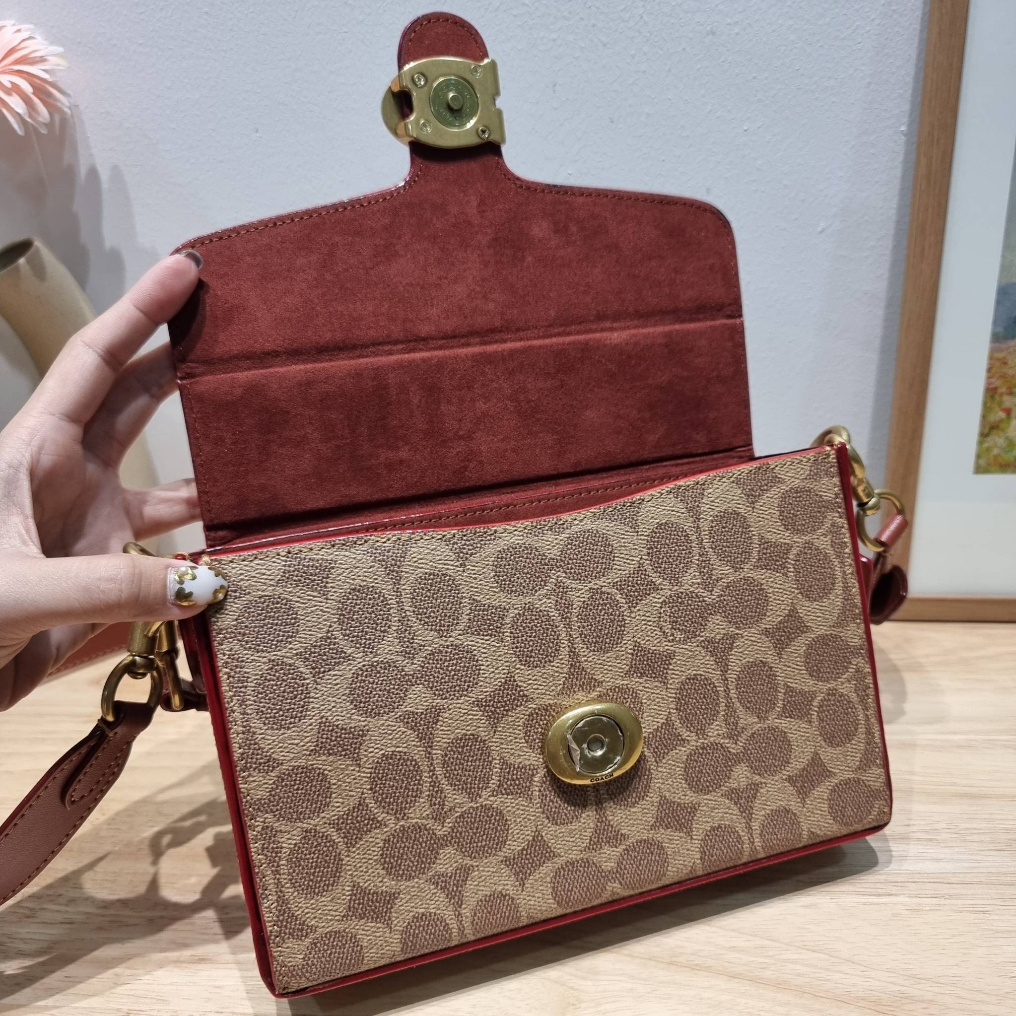 COACH CH798 TABBY BOX BAG IN SIGNATURE CANVAS ดีไซน์ใหม่ปี 2023 กับกระเป๋าสะพายมัลติฟังก์ชั่น ครบครัน ใช้งานได้หลากหลาย สวยคมชัด คลาสสิคใช้ได้ทุกลุค