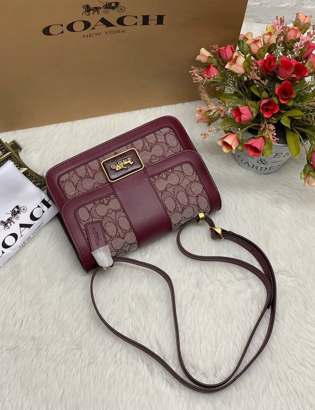COACH ALIE SHOULDER BAG IN SIGNATURE JACQUARD WITH SNAKESKIN DETAIL ((4615)) 🔺ยังไม่เข้าไทยค่ะ ได้ไปไม่ผิดหวังแน่นอนค่ะ! พร้อมส่ง! กระเป๋าสะพายข้างหรือสามารถทบสายกันเพื่อคล้องไหล่ได้ค่ะ วัสดุ Jacquard+หนังแท้ หนังนิ่มสวยงามมากๆค่ะ ด้านหน้าเป็นแผ่น