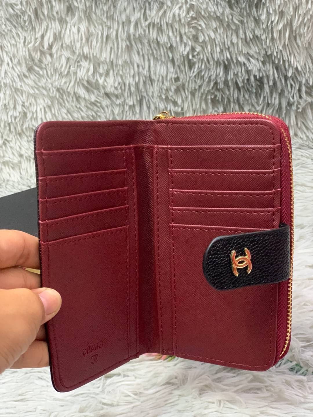 Chanel WALLET 3 ขนาดพร้อมส่ง กระเป๋าสตางค์อเนกประสงค์ หนังคาเวียร์ลายตารางสวยอยู่ทรงอะไหล่ทองหัวซิปปั้มโลโก้ด้านหน้ามีโลโก้สวยเรียบหรูภายในมีช่องซิป , ช่องใส่บัตรหลายช่อง ใส่เหรียญ ใส่บัตรได้เยอะ ตัวจริงสวยน่าใช้มาก เป็นรุ่นที่ขายดีตลอดกาลคลาสสิคไม่มีเอ้า