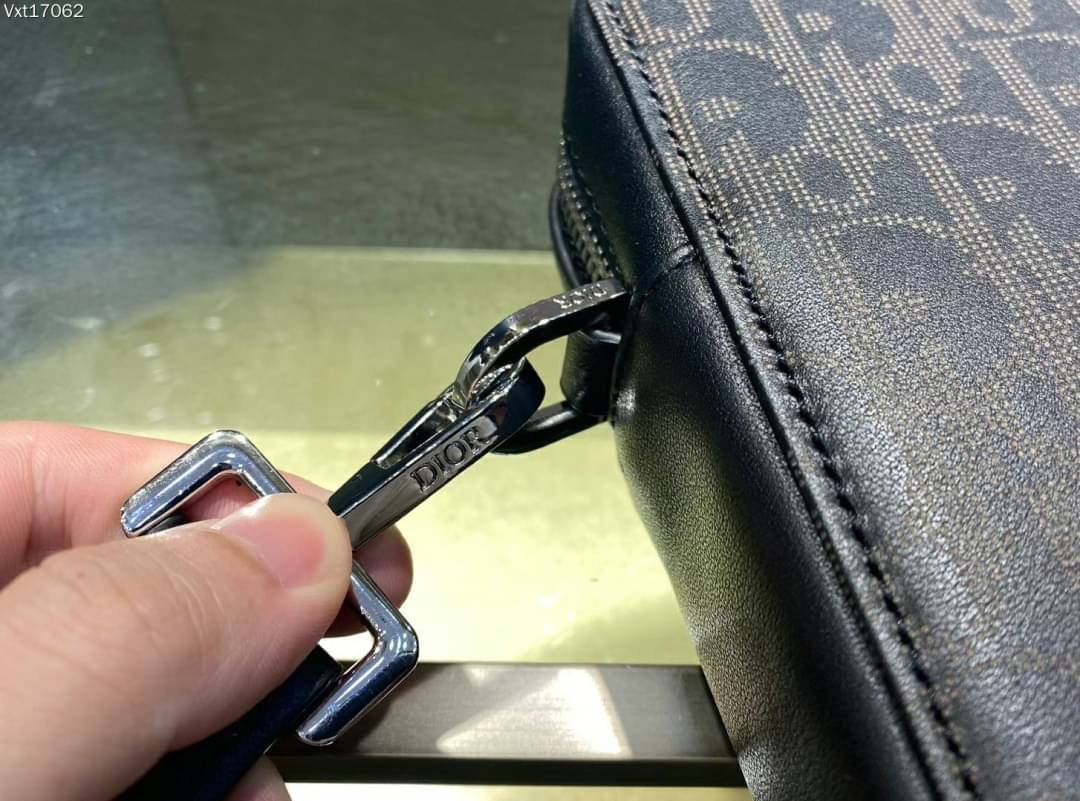 Dior World Tour Vertical / DIOR WORLD TOUR OBLIQUE GALAXY LEATHER MESSENGER POUCH BAG / Dior Pouch With Strap Oblique Galaxy Calfskin เกรดเทพออริจินอล หนังแท้ ภาพถ่ายจากสินค้าจริง ใช้งานต่างประเทศได้