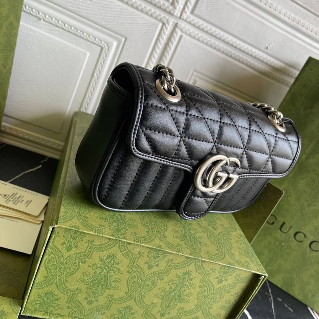 หนังแท้ GUCCI GG Marmont leather shoulder bag แบบใหม่ล่าสุด ราคานี้หนังแท้คือคุ้มมากเลยค่าสาวๆ ต้องจัดแล้วน้าา ยกระดับความหรูให้กับตัวเองกันหน่อย ด้วยกระเป๋ารุ่นนี้!! ครอสบอดี้ที่ดีไซน์หรู อัพเลเวล ในราคาที่จับต้องได้ พร้อมเสิร์ฟความสวยตรงถึงบ้านแล้วจ้า