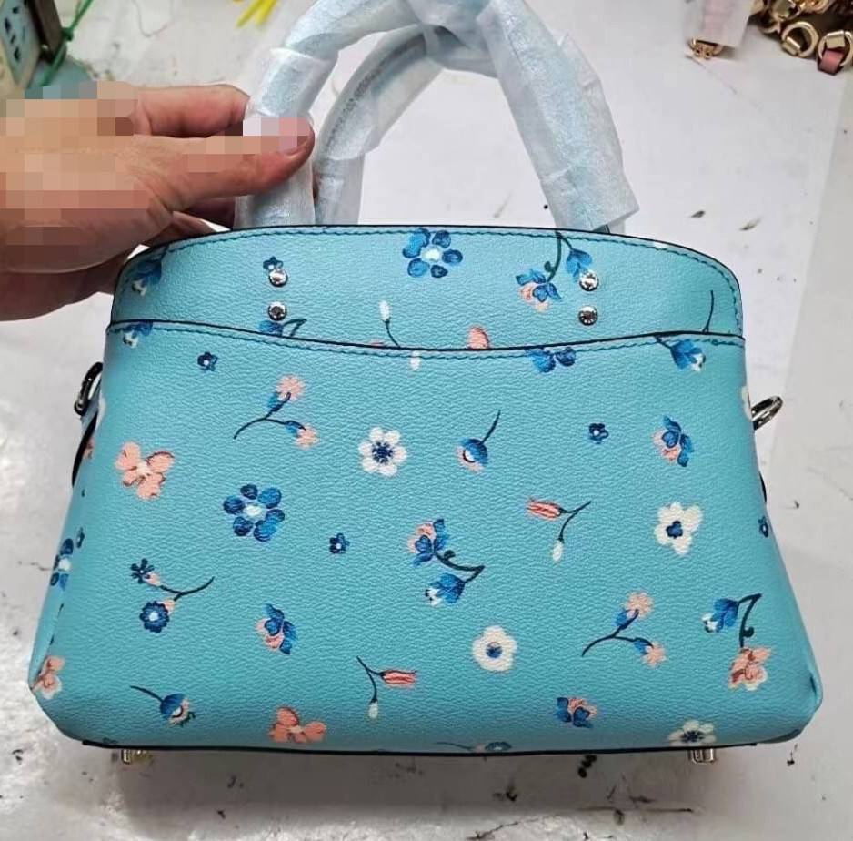 COACH C8216 MINI LILLIE CARRYALL WITH MYSTICAL FLORAL PRINT สีใหม่ล่าสุด กับรุ่นที่สุดของความขายดี คอลยอดฮิตในลวดลายสุดชิค กระเป๋าสะพายทรงสวย ที่ดีไซน์ออกมาให้ใช้งานง่าย สะดวก สวย หรู ดูดี!! วัสดุหนังแคนวาสเคลือบลาย มาพร้อมสายสะพายข้างและหูจับในตัว ถอดออก