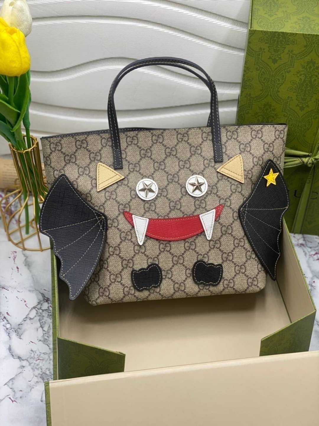 (รวมแบบ) หนังแท้ GUCCI Animal-Friendly Gucci Kid GG Supreme Tote Bag ลายใหม่น่ารักมากเลยค่าา งานหนังแท้ทรงตั้งสวย ขนาดกะทัดรัด จุของได้เยอะ ใช้ได้ทั้งเด็กและผู้ใหญ่ น่ารักมากค่ะ