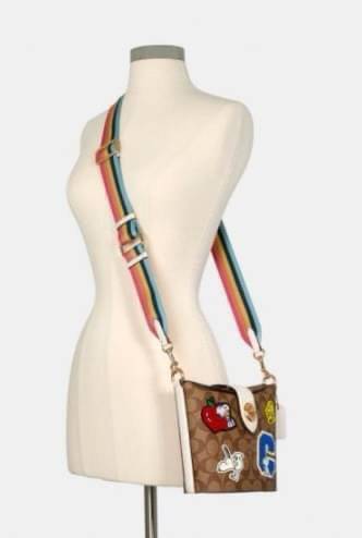 COACH C4113 - COACH X PEANUTS ADDIE CROSSBODY IN SIGNATURE CANVAS WITH VARSITY PATCHES พร้อมส่งทันที่! ลิมิเตทจาก Coach x Peanuts ที่รังสรรค์ลวดลายการ์ตูนลงบนกระเป๋าได้ซุกซนน่ารักดีมากๆค่ะ