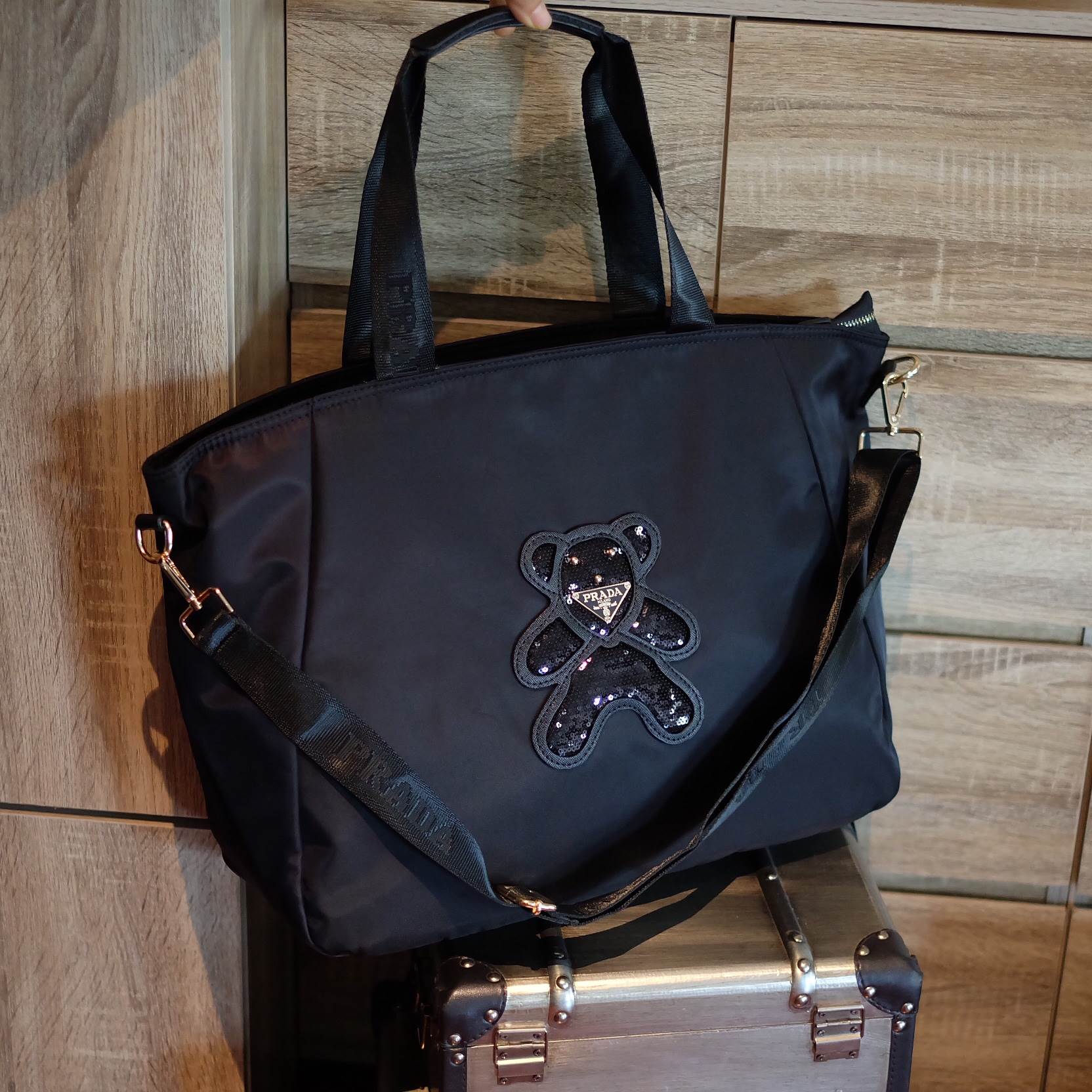 งานพรีเมี่ยมกิ้ฟ จากเคาเตอร์ต่างประเทศคะ 🐼รุ่น Limited edition ค่า ได้ กระเป๋าอเนกประสงค์ ทรง TOTE จากแบรนด์ PRADA มาค่า เป็น กระเป๋าผ้าไนล่อน ตามแบบฉบับของแบรนด์เลย ใบนี้มีสายยาวให้คะ เลิศมาก สะพายเป็น shoulder bag หรือ ถือได้คะ ใช้ได้2ด้าน ด้านน