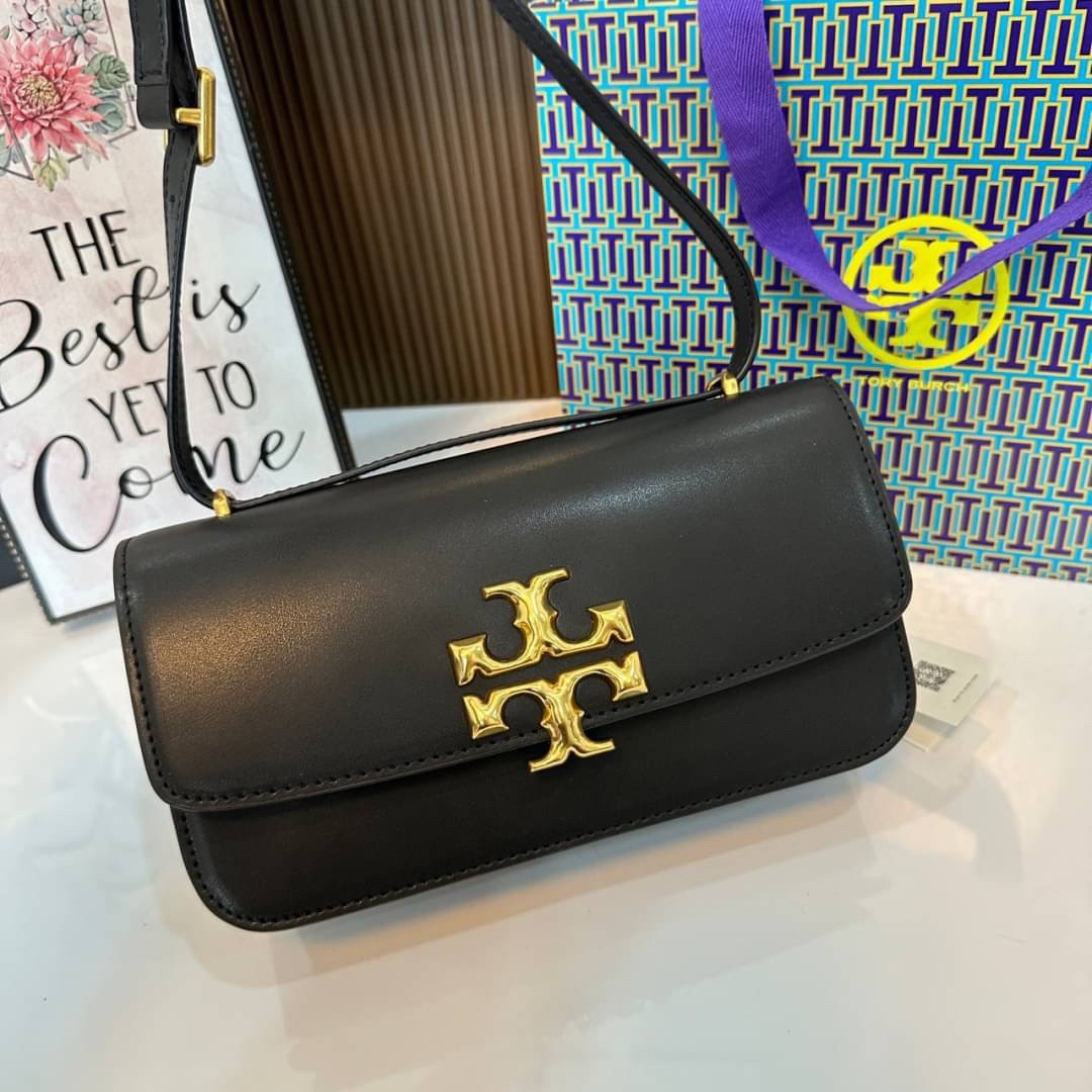 TORY BURCH ELEANOR SMALL LONG CONVERTIBLE SHOULDER กระเป๋าสะพายทรงยาว E/W Eleanor Convertible สูดหรู ดูแพง หนังแท้ เรียบสวยหรู โดดเด่นด้วยป้ายโลโก้สีทอง ลาย Double T อันเป็นเอกลักษณ์ ภายในช่องโล่งกว้างสามารถใส่โทรศัพท์ได้ทุกรุ่น สามารถใส่กระเป๋าสตางค์ใบยา
