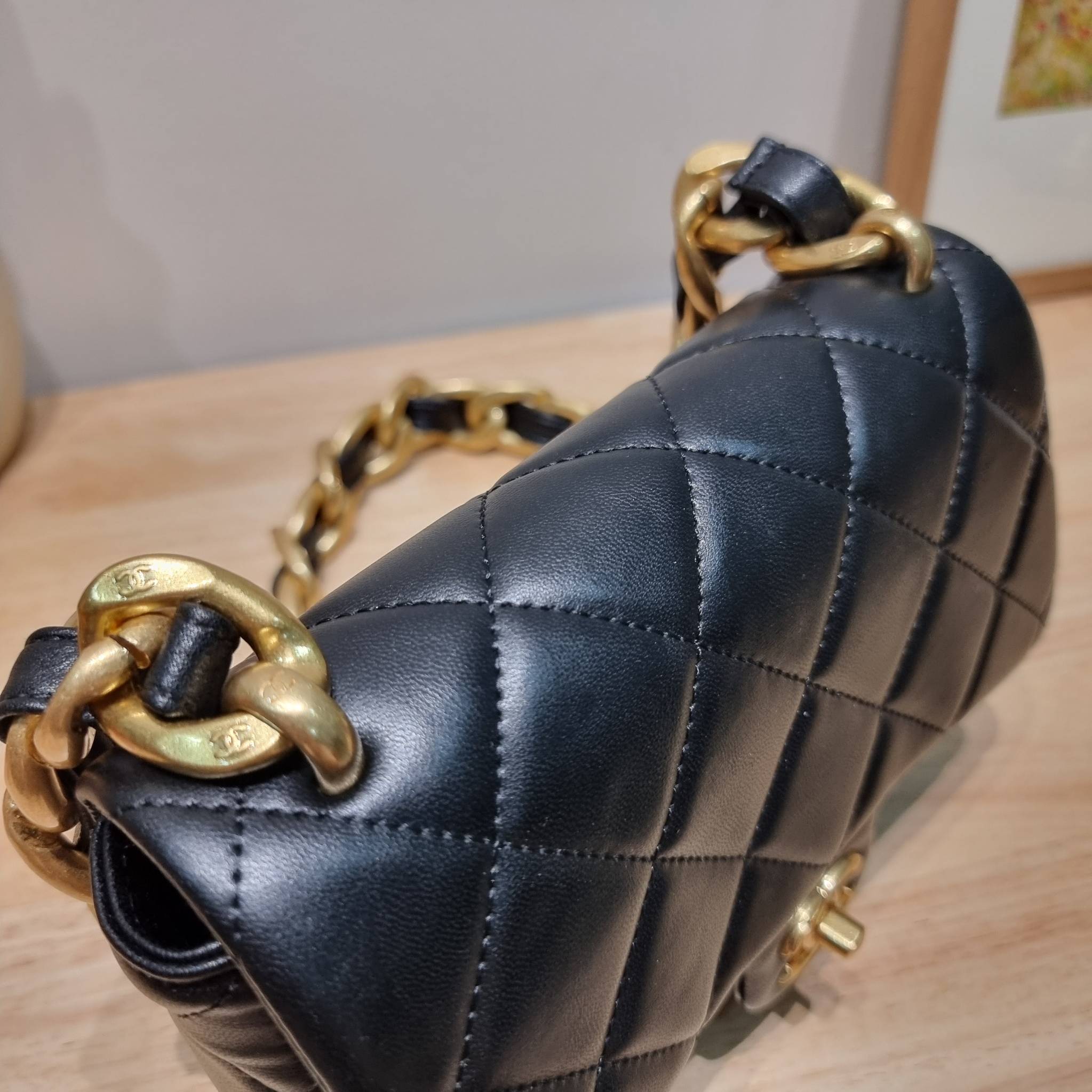 Chanel chunky chain bag in black สวยฟาดย้อนยุคความหรู ในราคาที่จับต้องได้ กับกระเป๋าสะพายไหล่ ไซส์กำลังสวย โดดเด่นด้วยสายสะพายโซ่สลับหนังเส้นใหญ่ ทนทาน ดูแพง